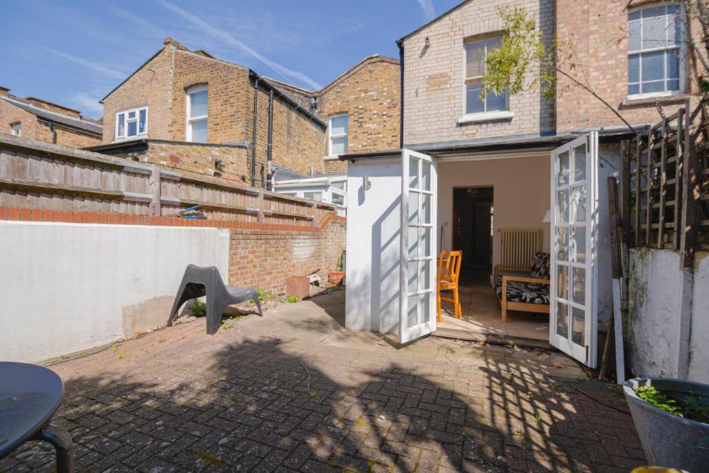 Refurbished Double Bedroom Londen