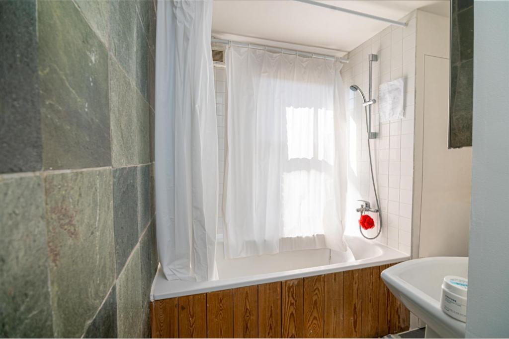 Refurbished Double Bedroom Gasthuis *