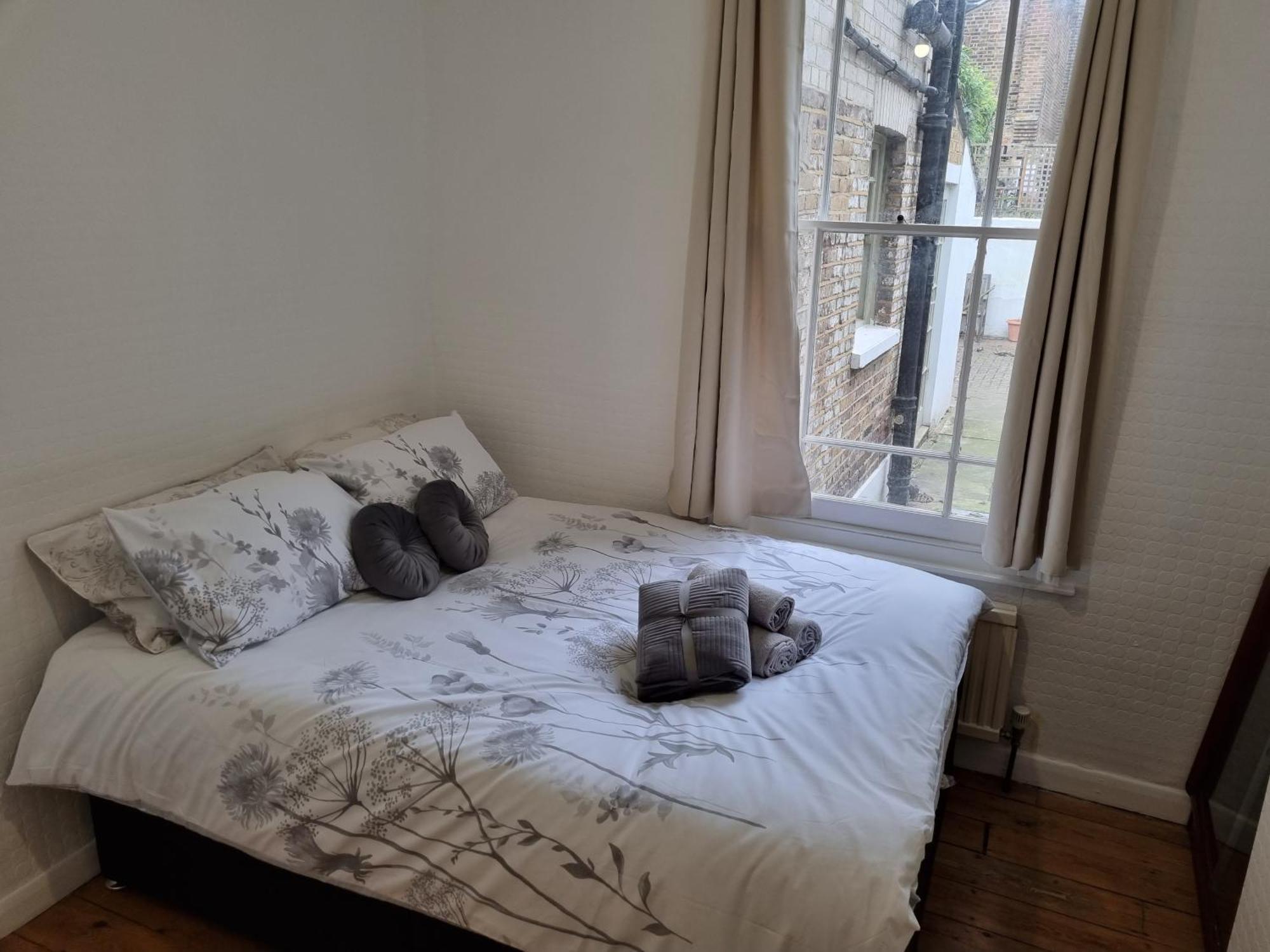 Refurbished Double Bedroom Gasthuis *