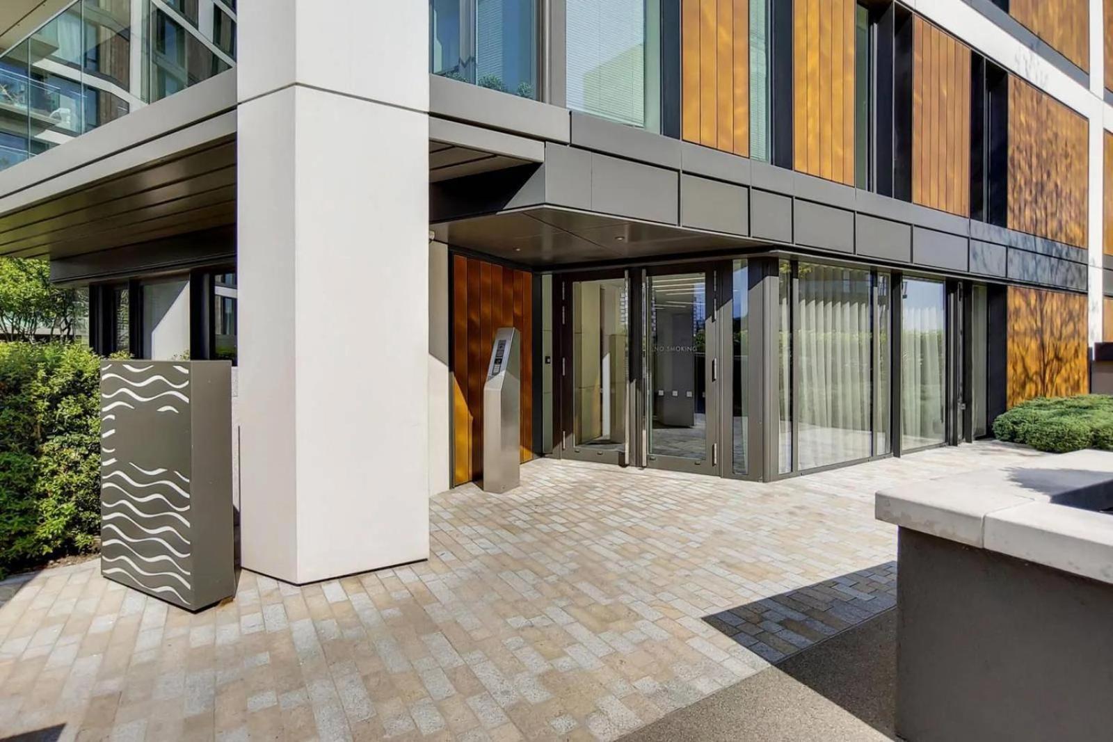 Luxury 1 Bed With Balcony Apartment *