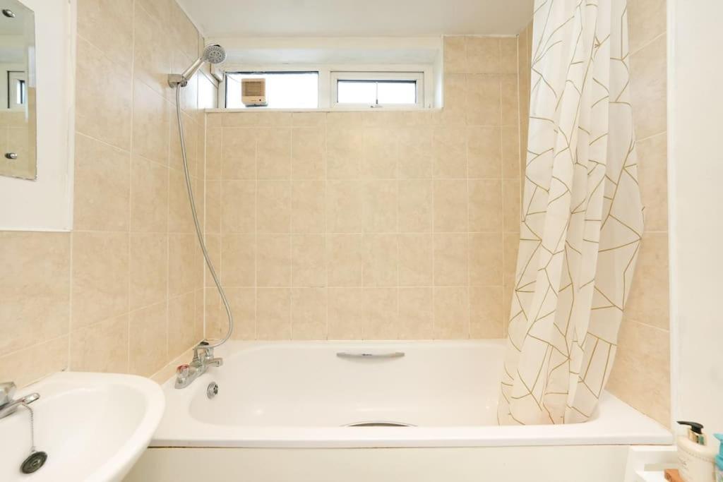 Apartment Oasis Flat With High-speed Broadband And Free Parking