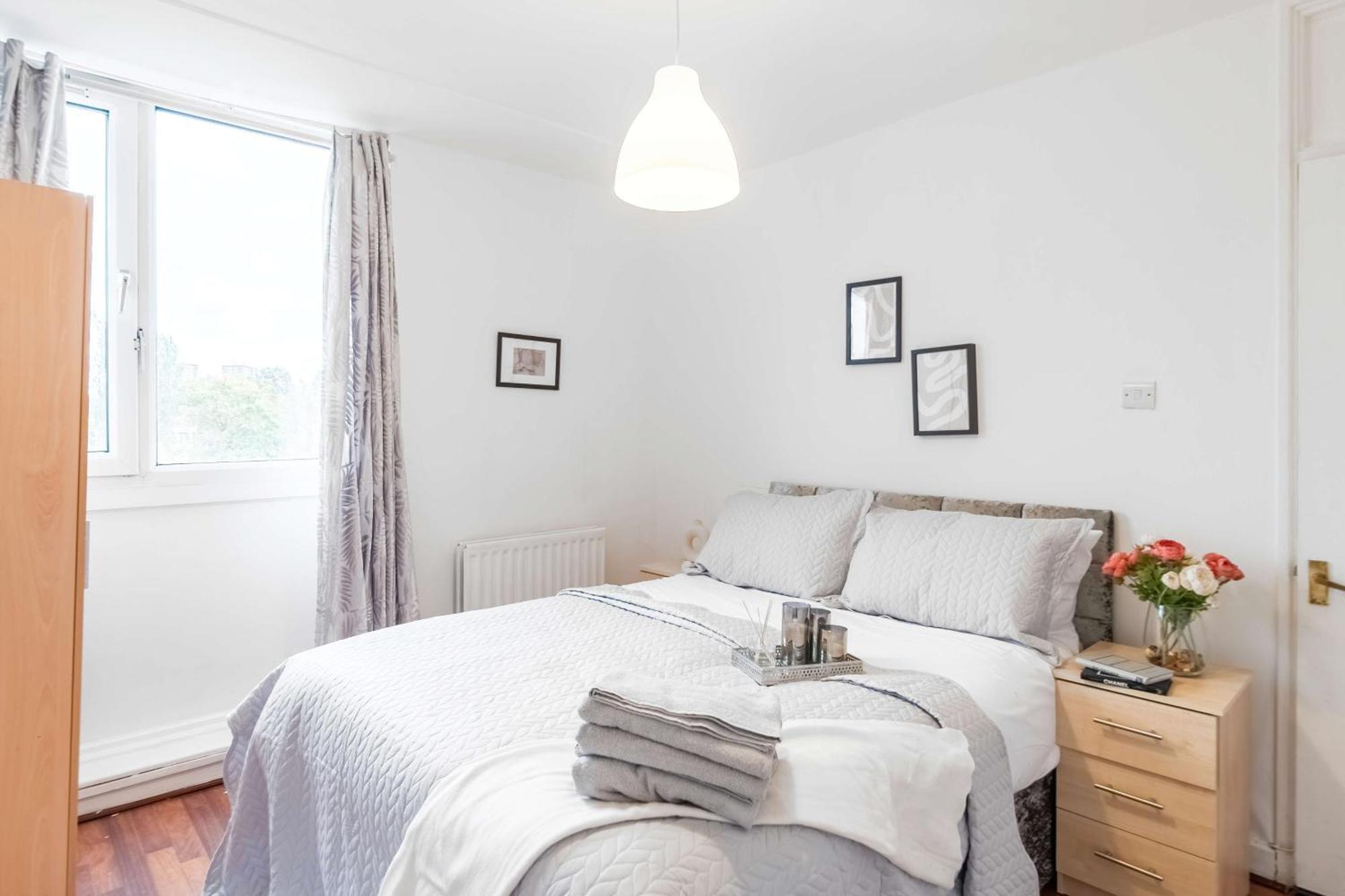 Livestay-three Bed With Balcony Apartment