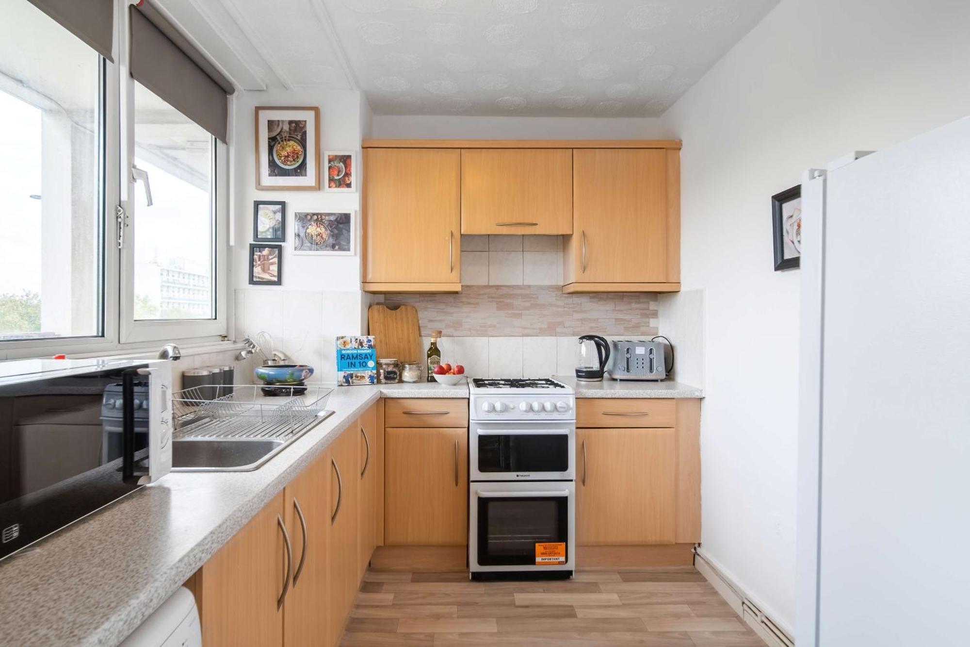 Livestay-three Bed With Balcony Apartment London