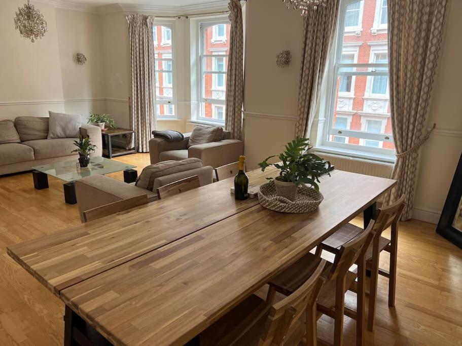 Luxury 3 Bedroom, 3 Bath By Oxford St & Soho Leilighet London