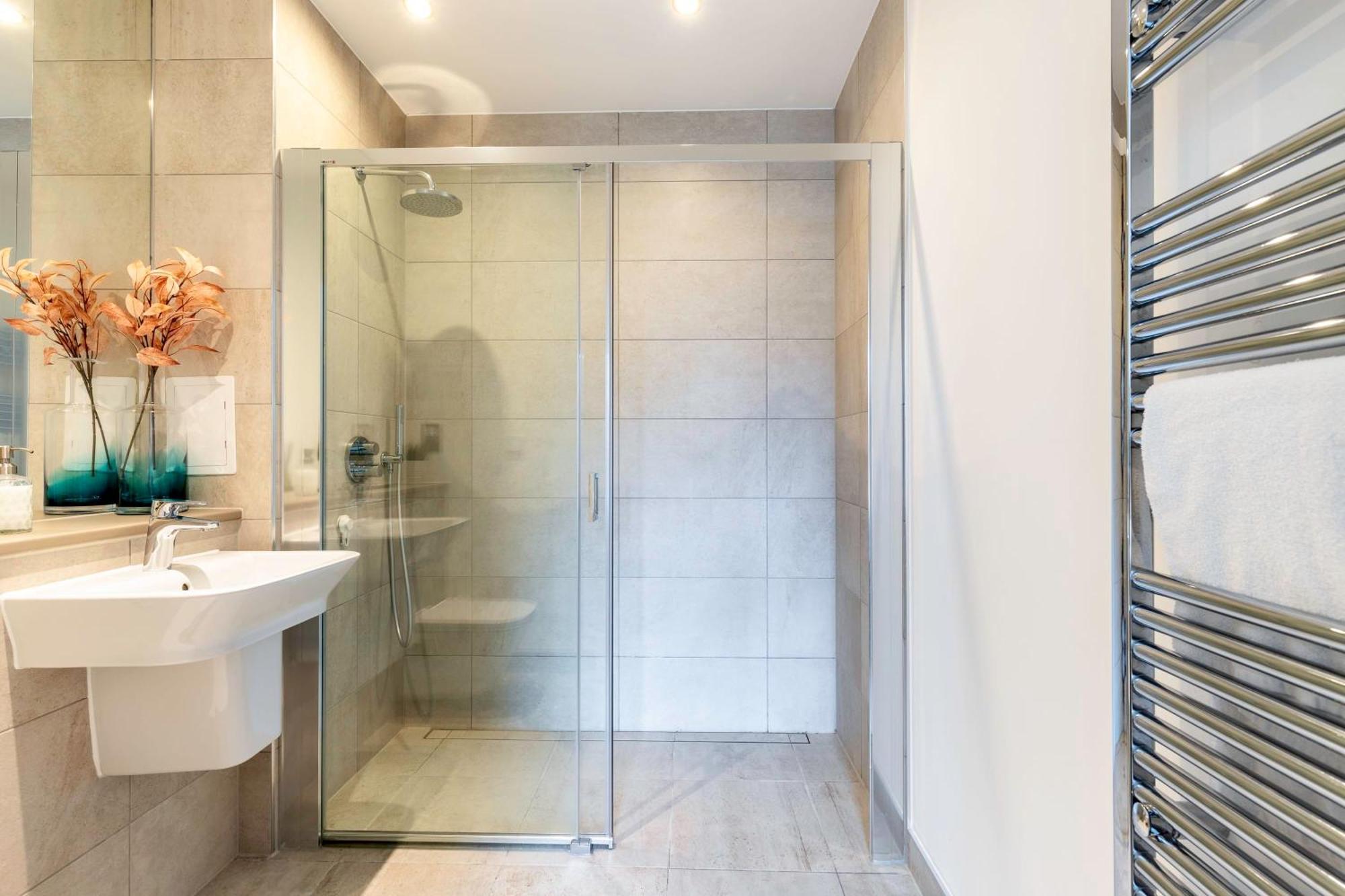 Showroom Splendour, Luxe Elegance Apartment London