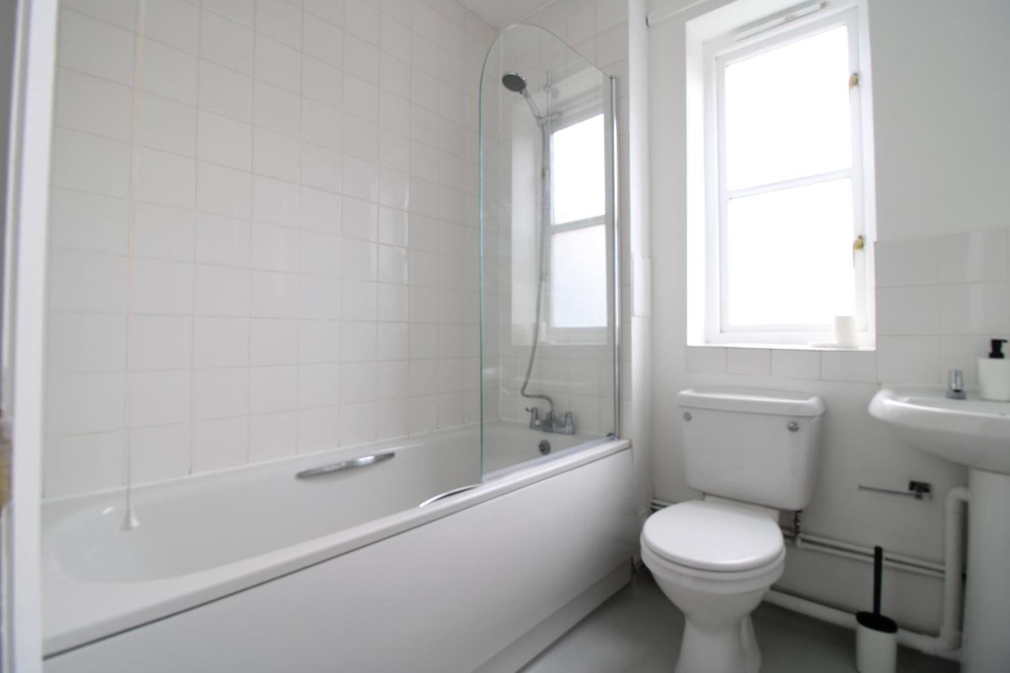 Immaculate Near Nine Elms & Battersea * Londen
