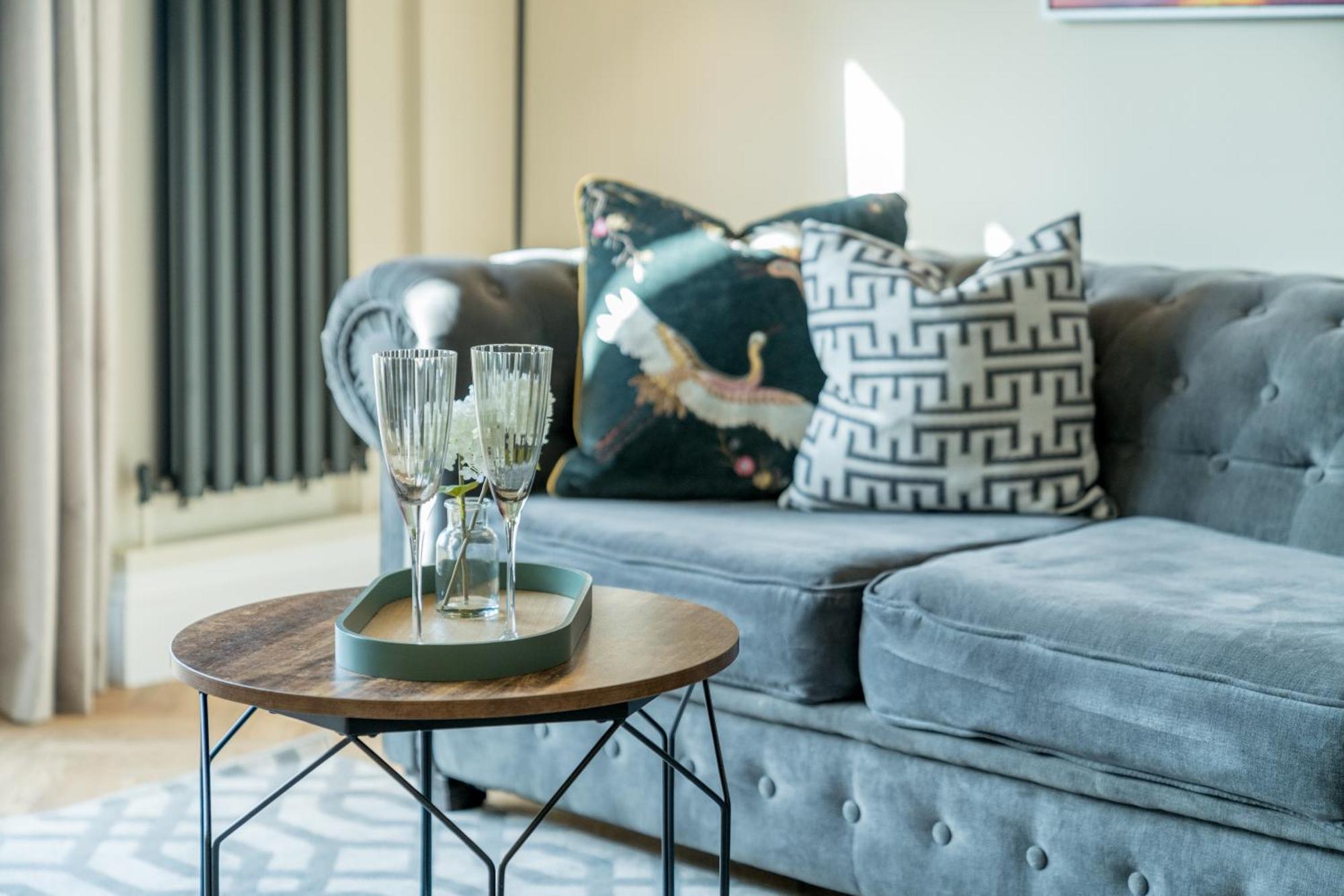 5 Star - Stylish 2 Bed In -excel, Airport Ferienhaus London