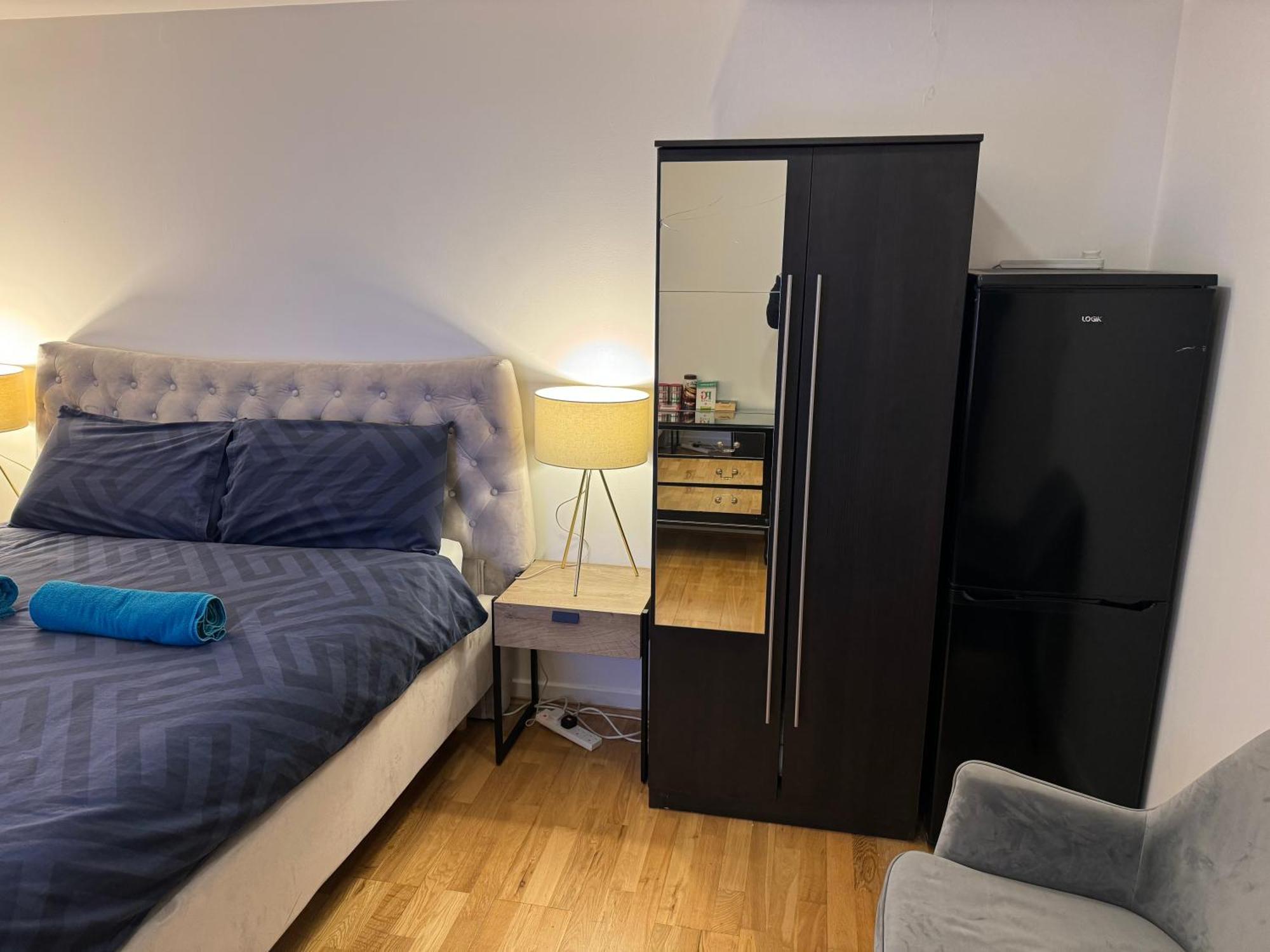 Specious Double With King Size Bed * Londres