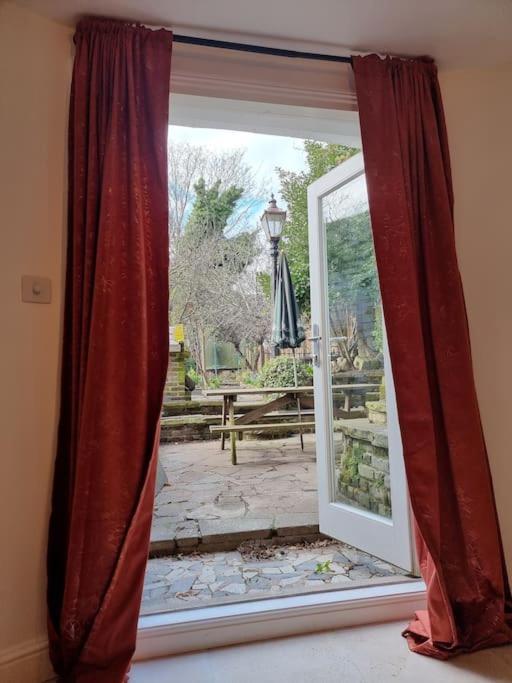 Entire Ground Floor Flat, Free Off-street Parking And Large Garden Appartement Londen