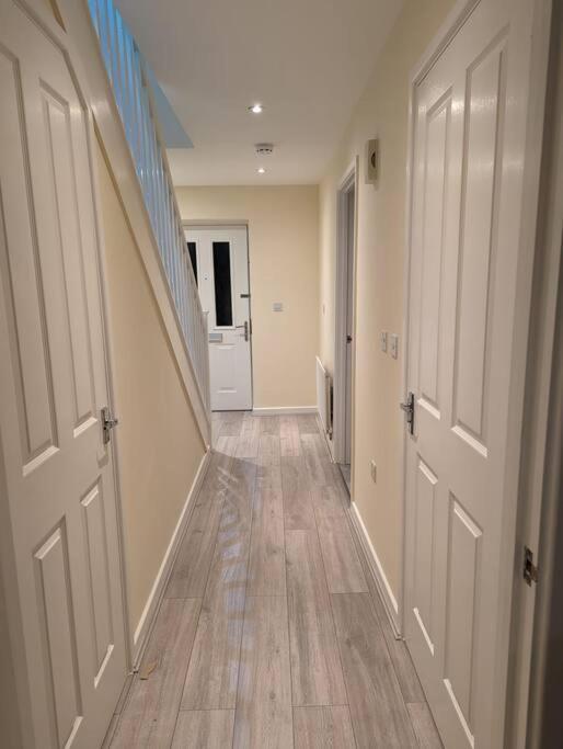 Newly Launched Two Bedroom House By Den Short Lets & Serviced With Garden London