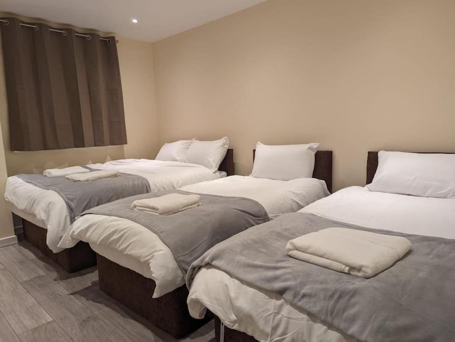 Newly Launched Two Bedroom House By Den Short Lets & Serviced With Garden London