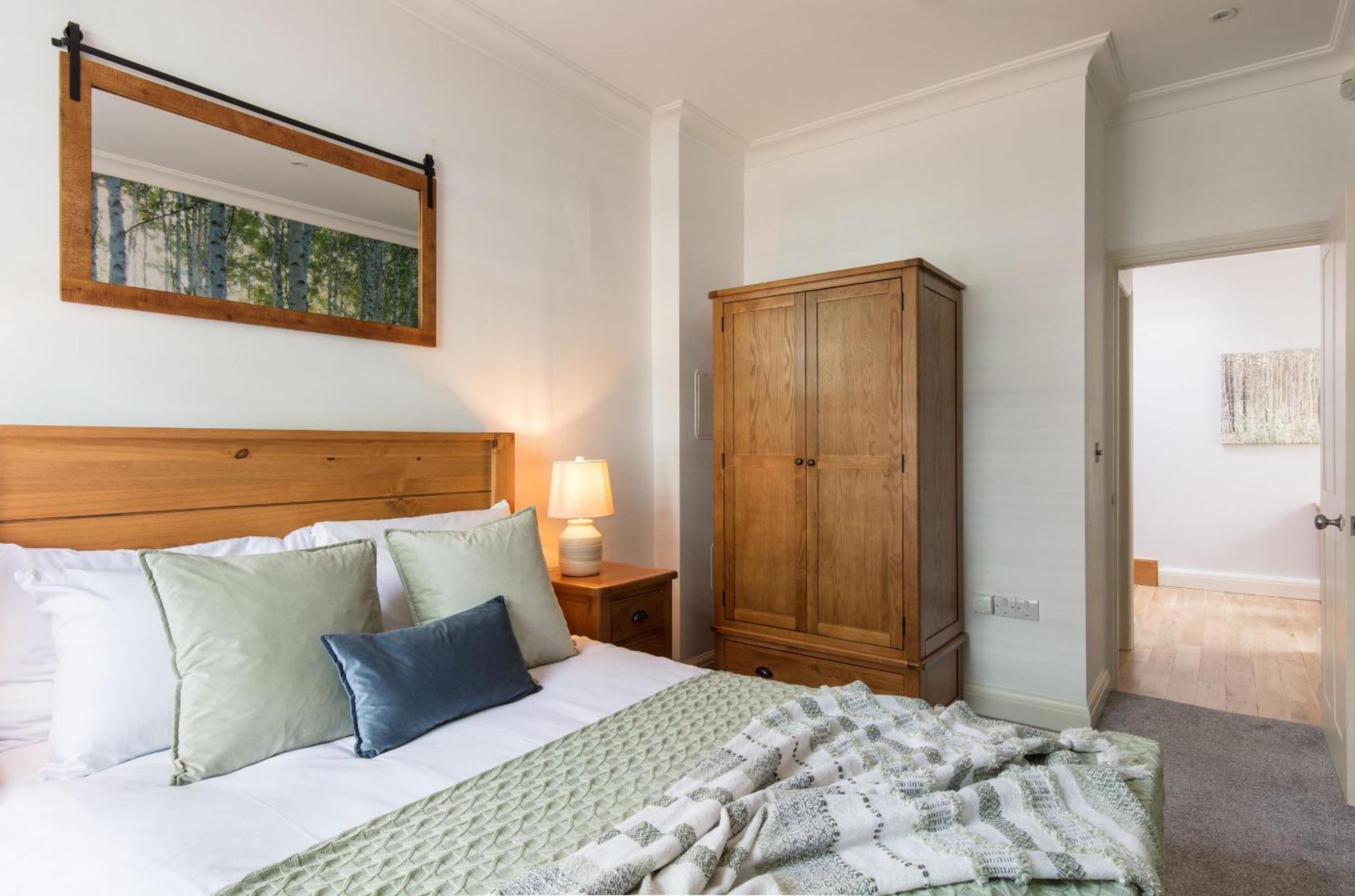 Spacious Quiet 4bedrooms 6beds House With Private Garage 5min Walk To Paddington Station Feriehus London
