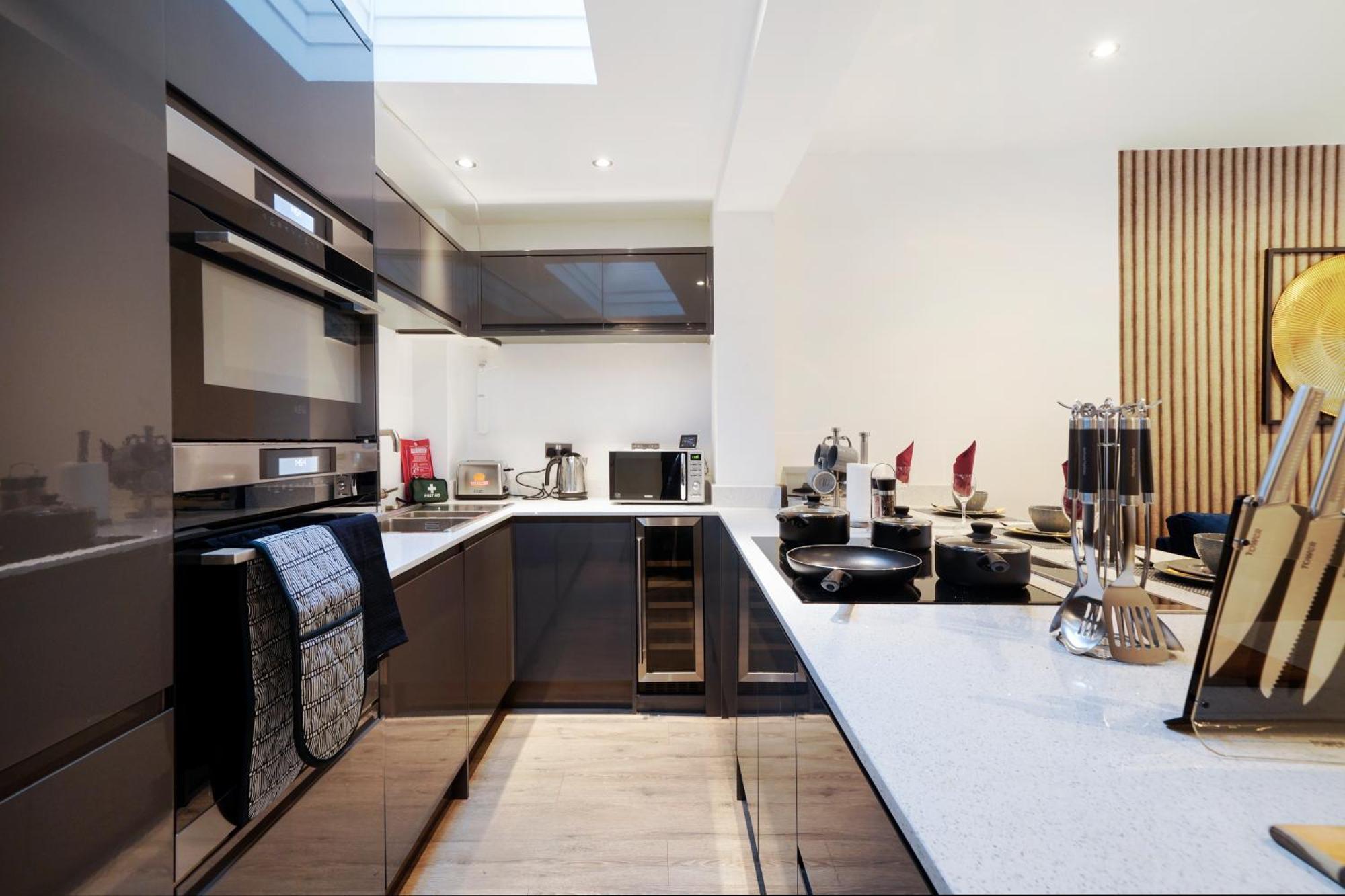 Charming 2 Bed House - Roof Terrace & Parking Feriehus London