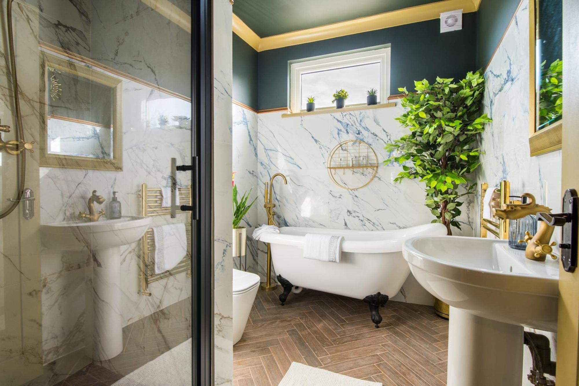 Luxury Versace 2 Bed Hot Tub Pool Table Sky Tv Apartment
