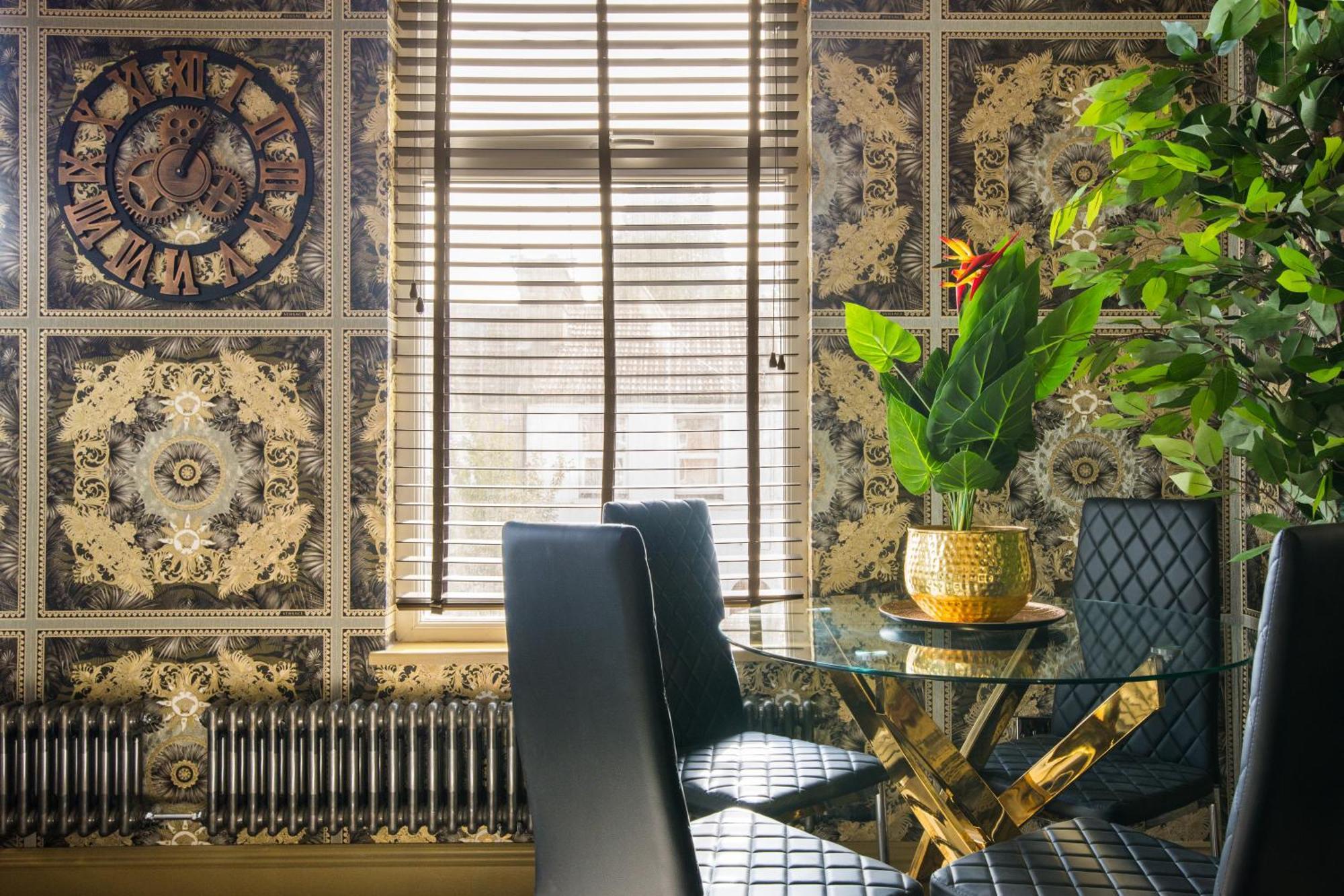 Apartment Luxury Versace 2 Bed Hot Tub Pool Table Sky Tv London