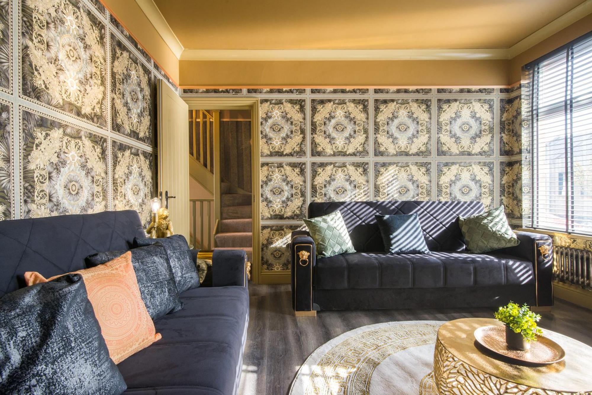 Luxury Versace 2 Bed Hot Tub Pool Table Sky Tv Apartment