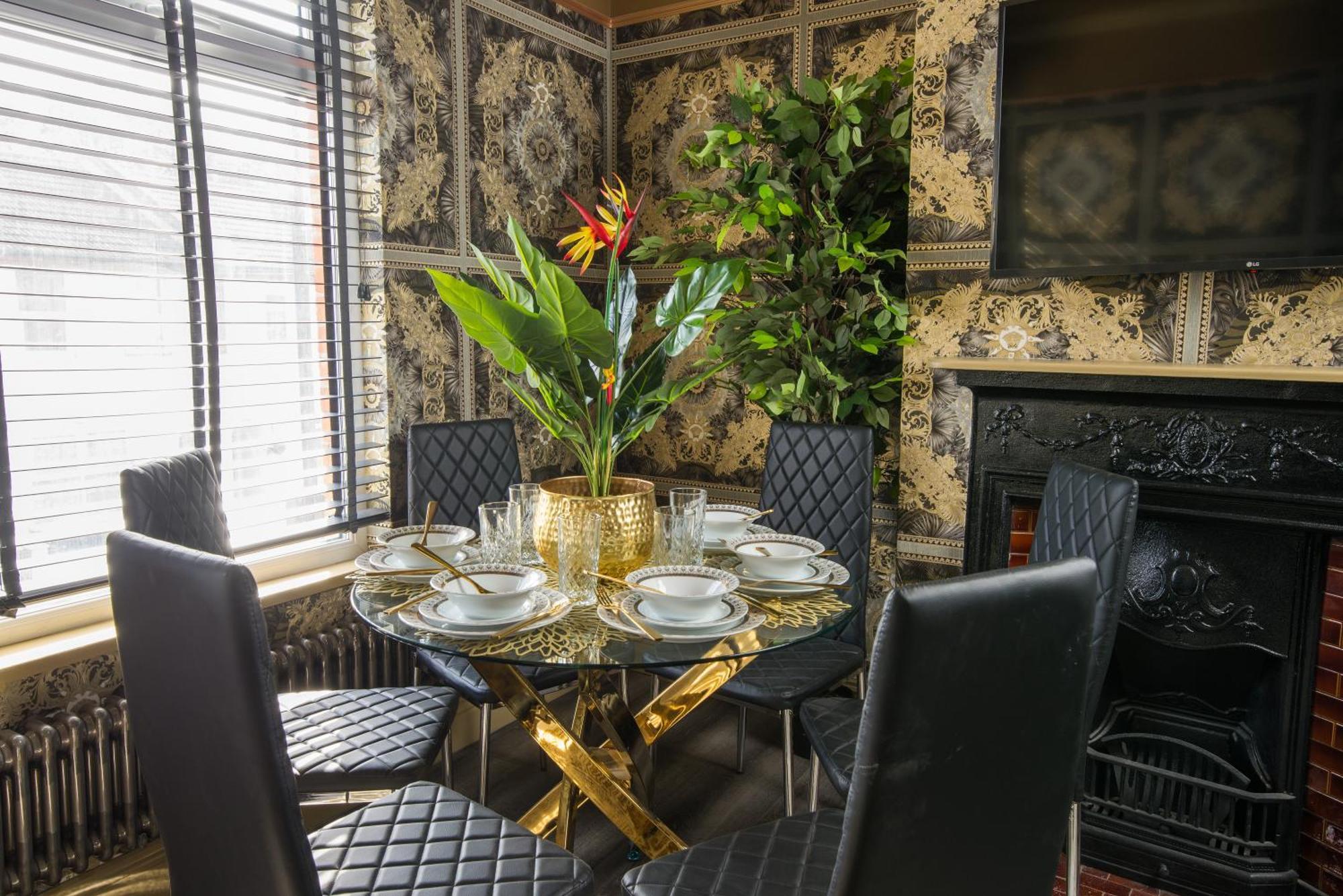 Apartment Luxury Versace 2 Bed Hot Tub Pool Table Sky Tv *