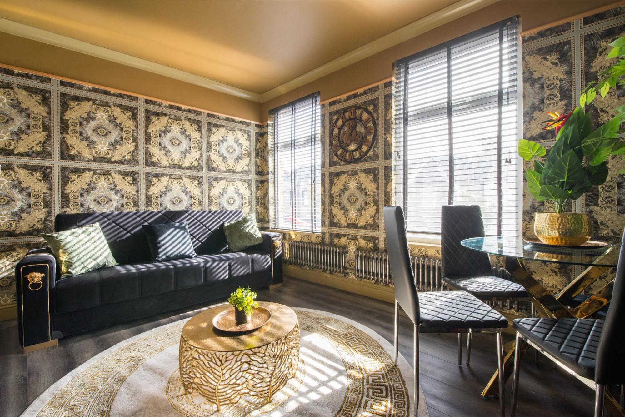 Apartment Luxury Versace 2 Bed Hot Tub Pool Table Sky Tv
