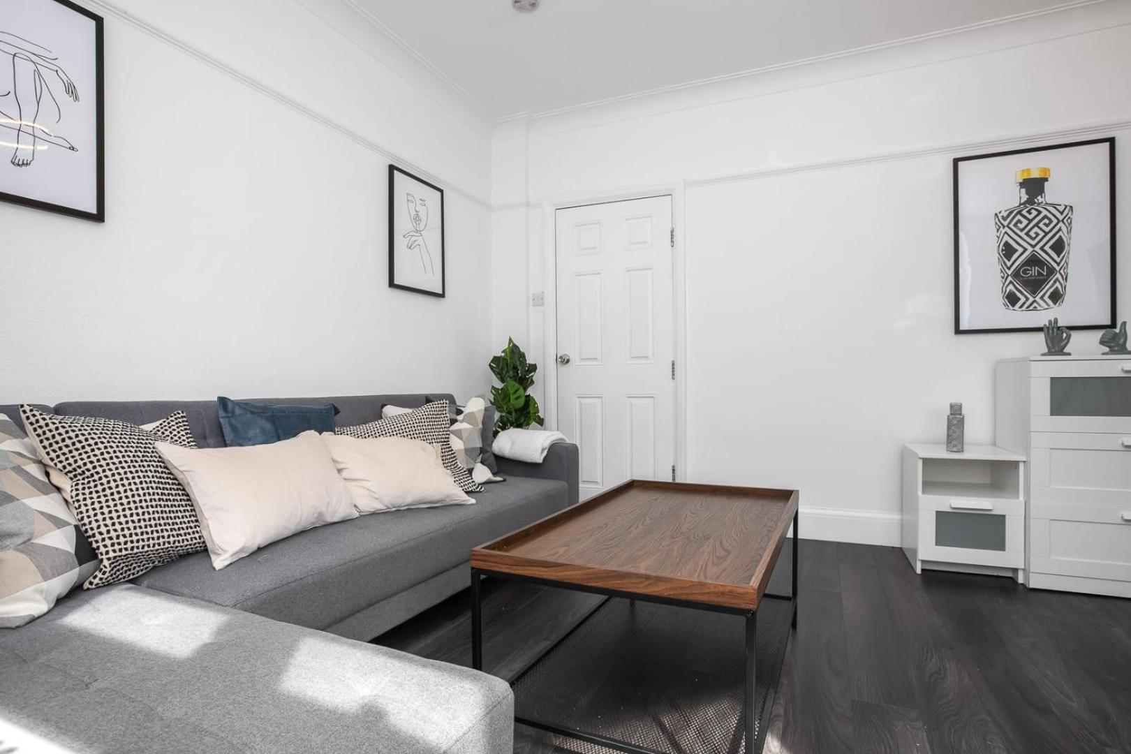 Modern 2 Bed In Prime Camden Sleeps 6 * Londen