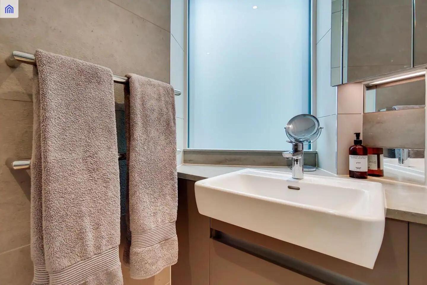 Luxury 1 Bed With Balcony Apartment *