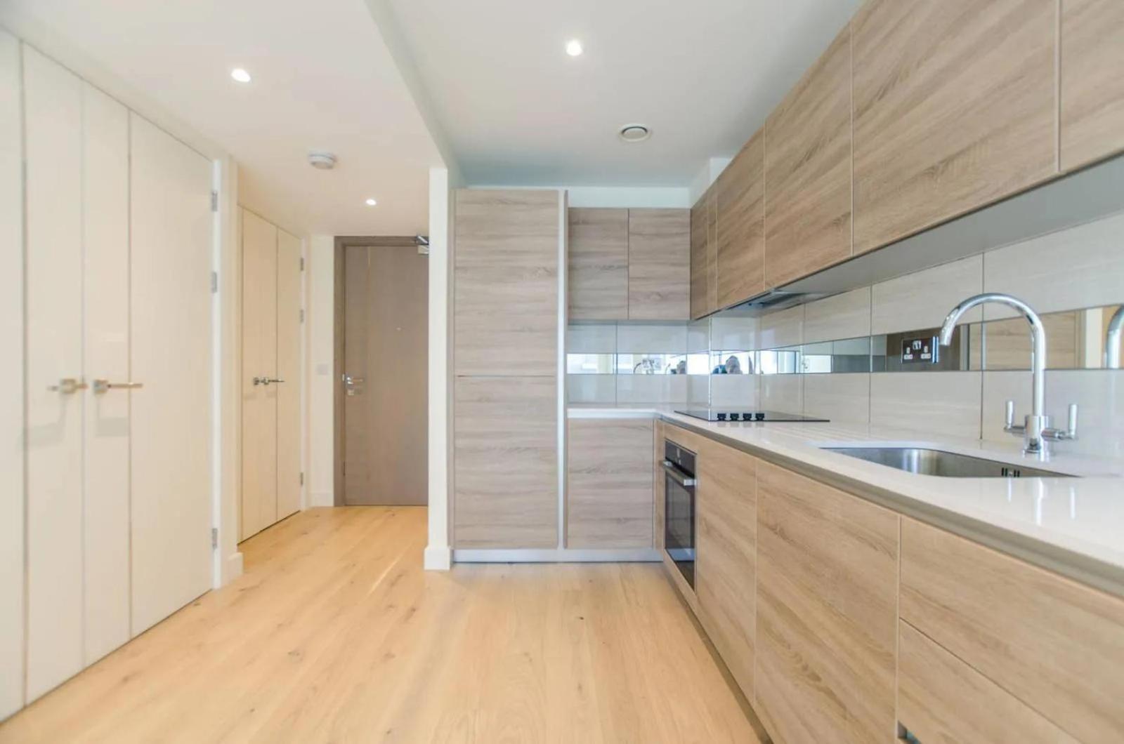 Luxury 1 Bed With Balcony London