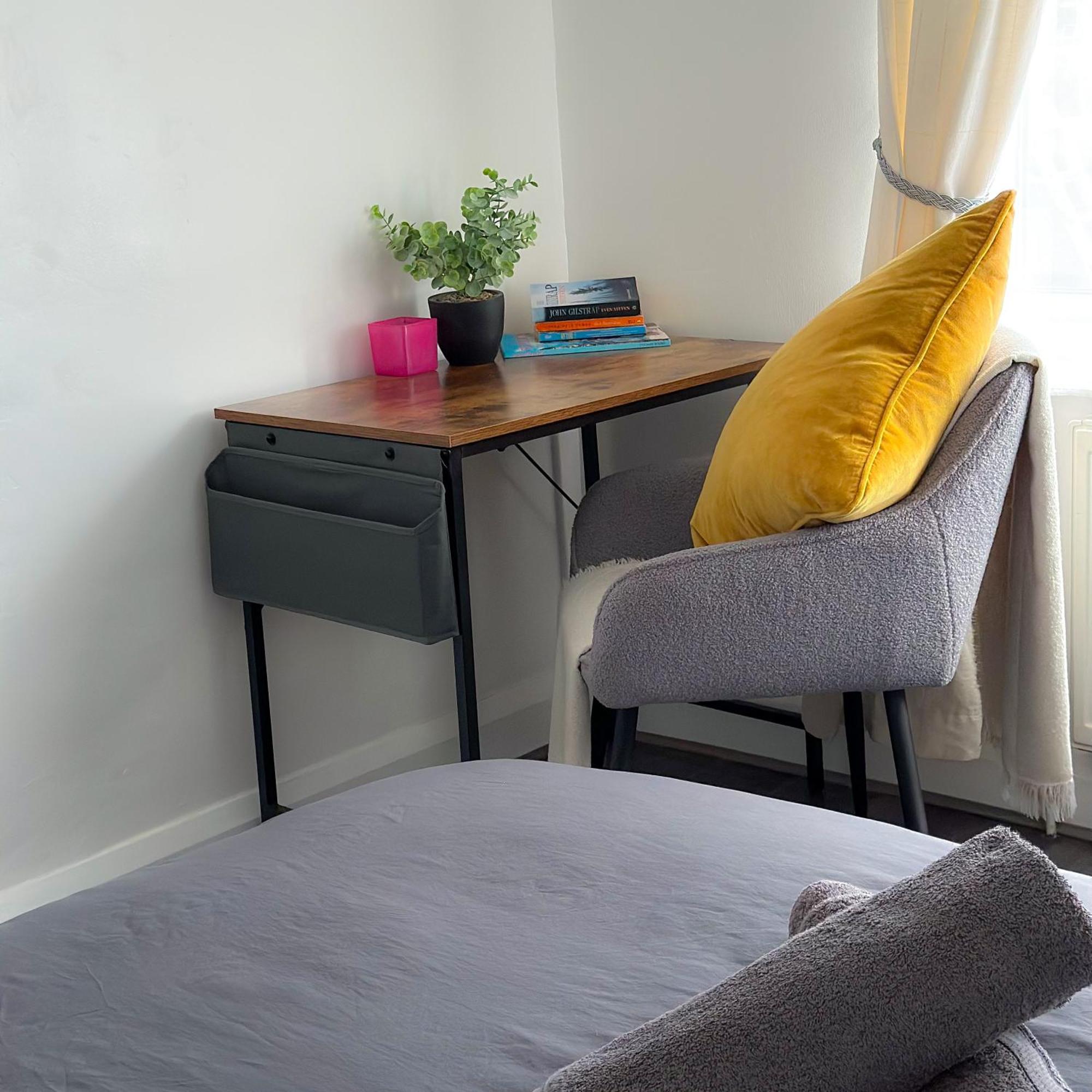 Modern Four Bedroom Semi-detached House With Off Street Parking 8 Min Drive To Wembley Stadium, 5 Miles To Londen