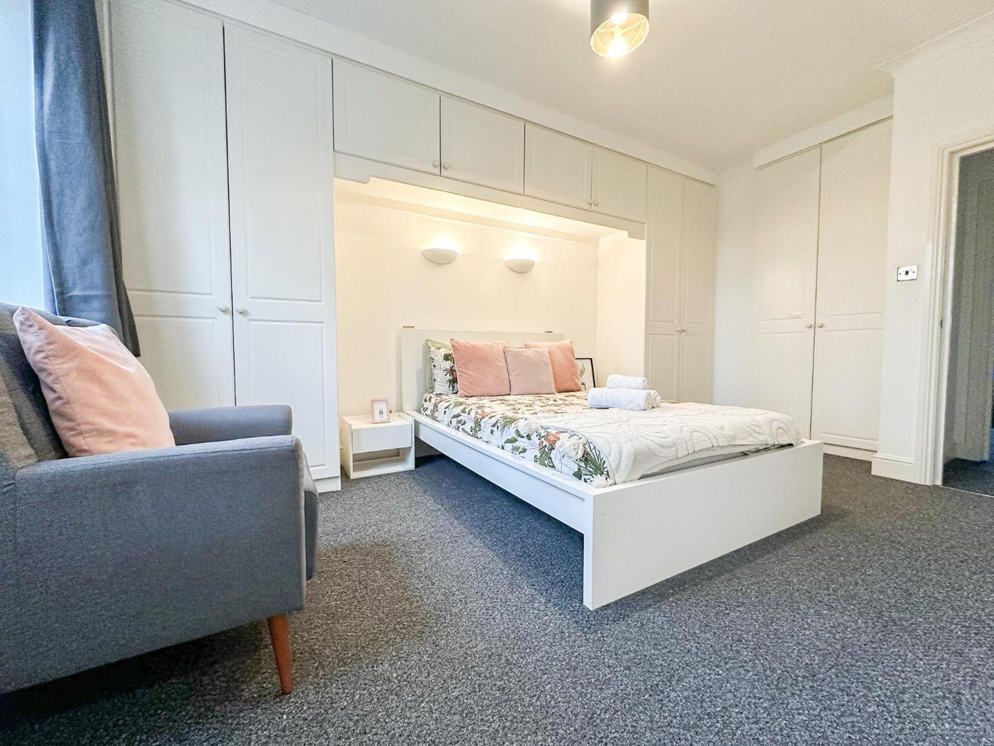 Cosy Near Hampstead Heath With Free On-site Parking & Private Gardens, Golders Green Apartment