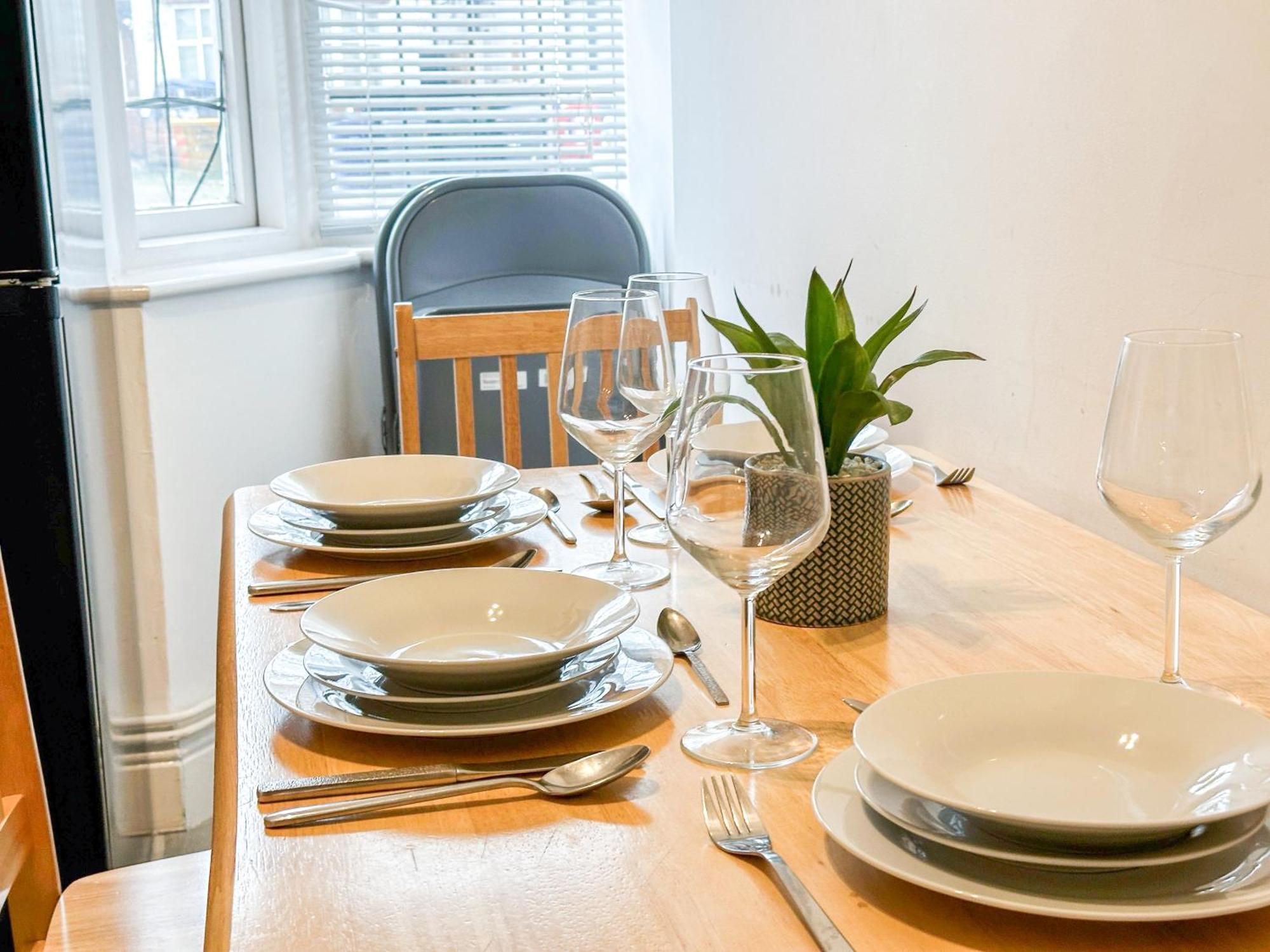 Cosy Near Hampstead Heath With Free On-site Parking & Private Gardens, Golders Green Apartment *