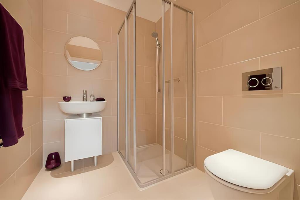 Luxury, Spacious 2 Bed Flat In Leilighet