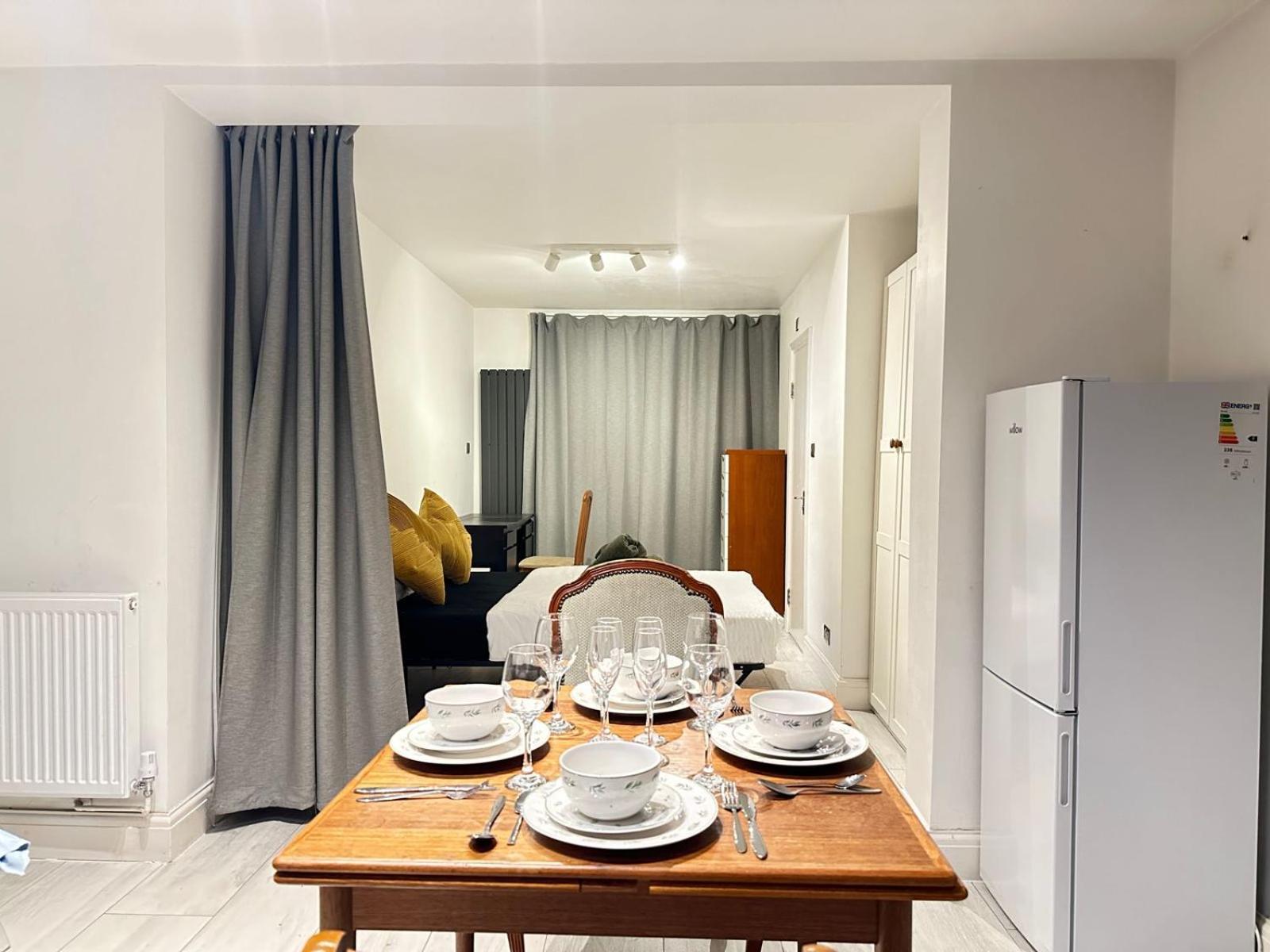 Large Studio With Extra Sofa Bed And Private Bath Plus Kitchen Canary Wharf 1 Apartment *