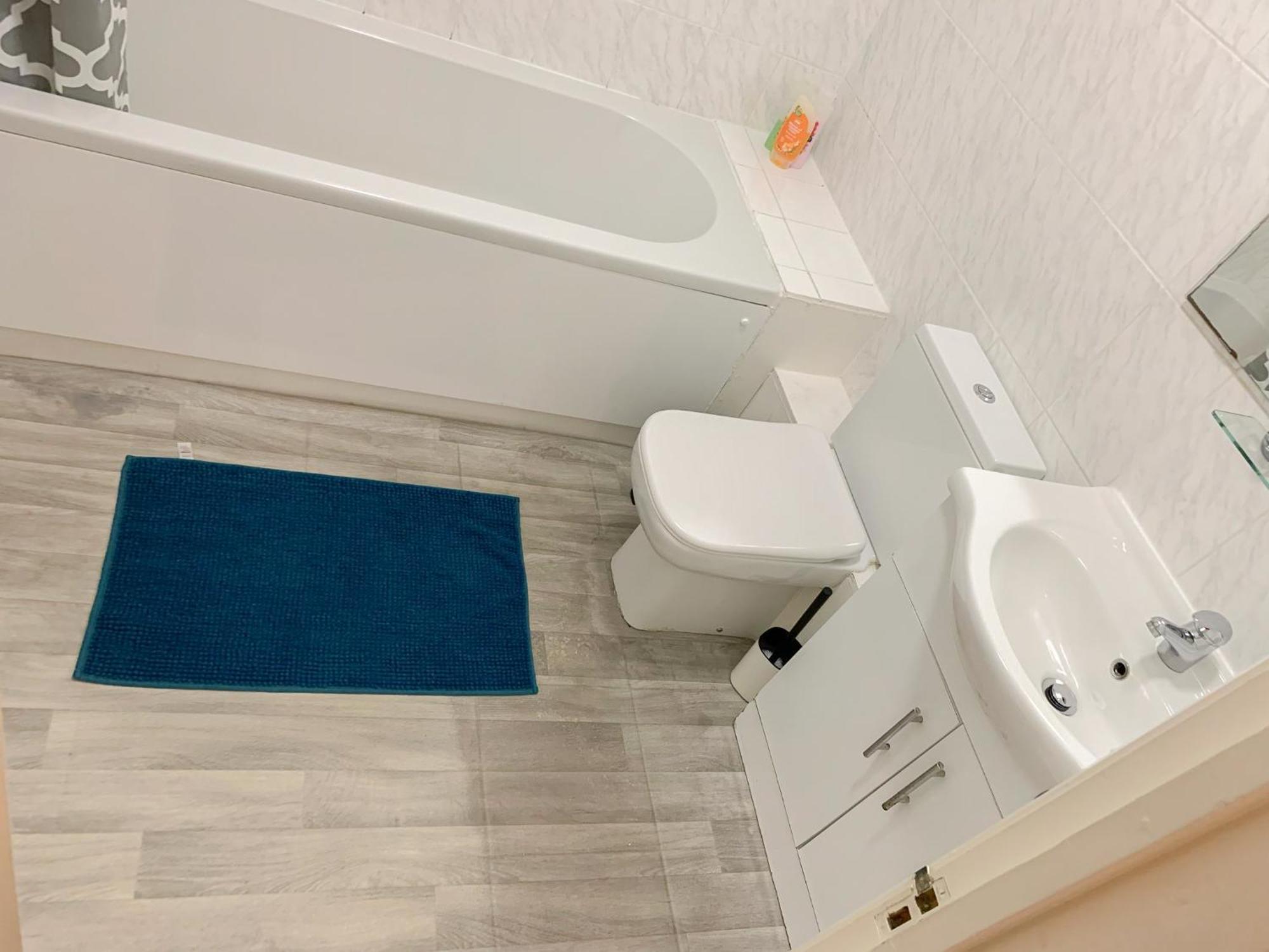 Cosy Near Hampstead Heath With Free On-site Parking & Private Gardens, Golders Green London