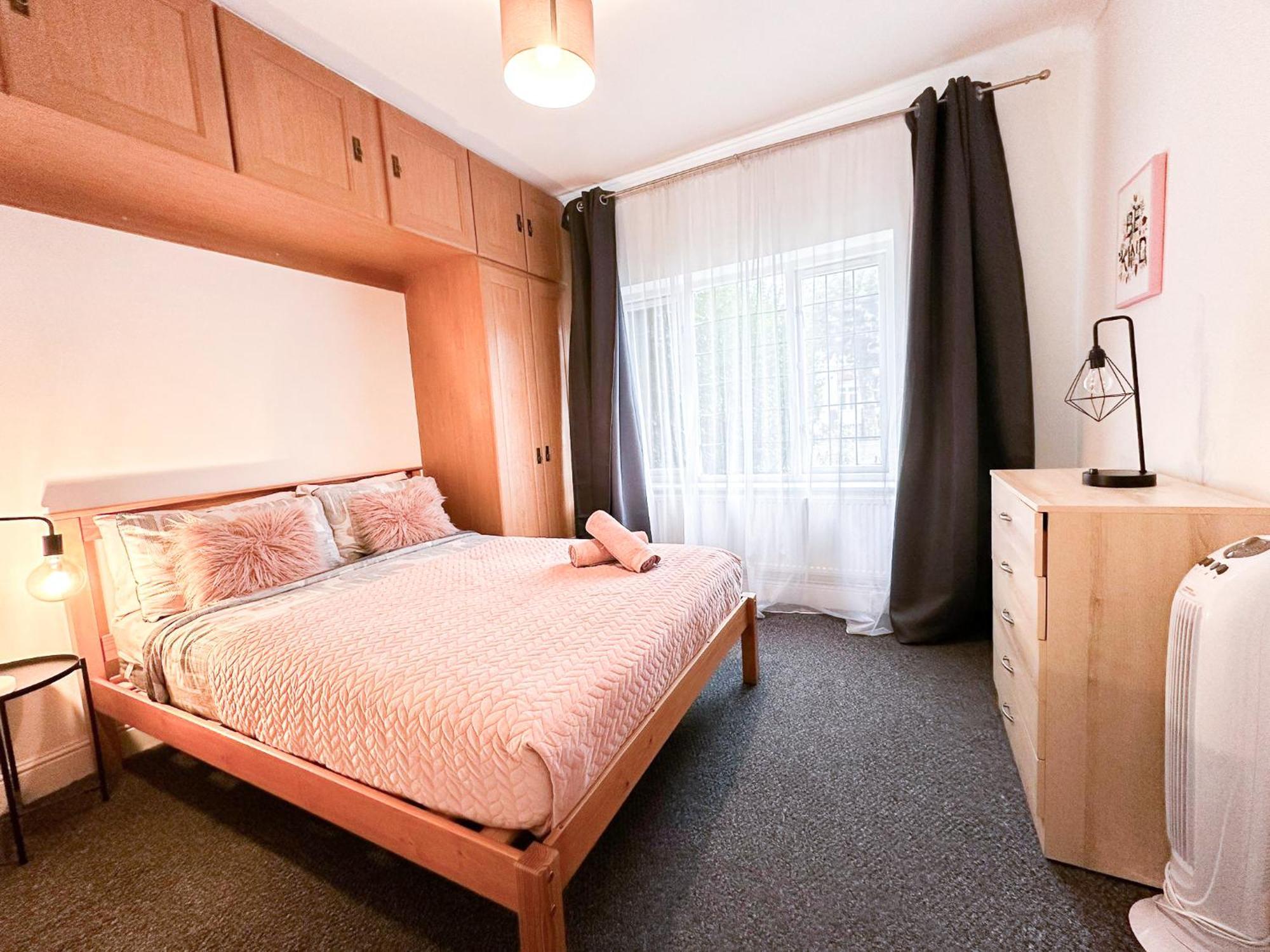 Cosy Near Hampstead Heath With Free On-site Parking & Private Gardens, Golders Green * London