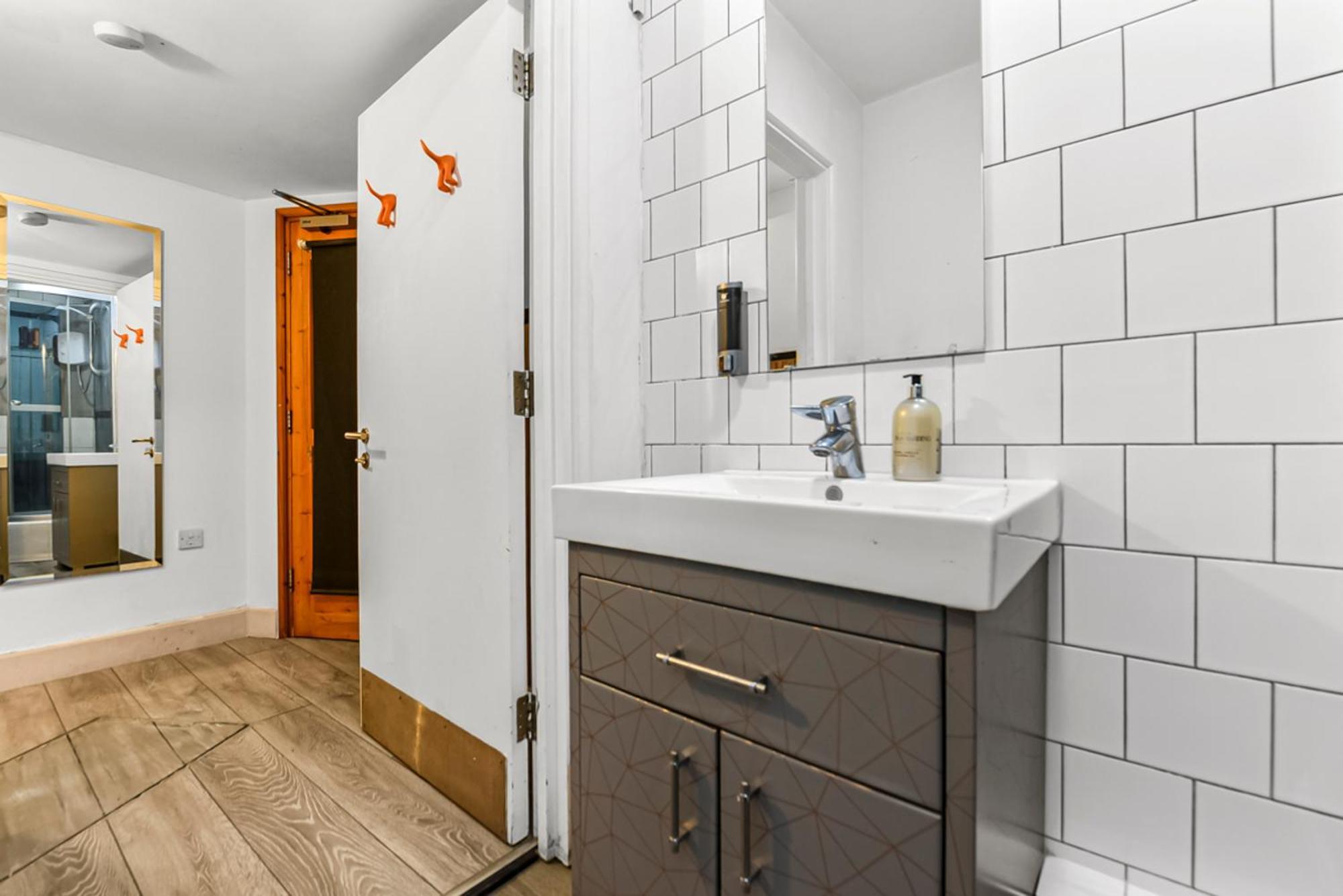 Cosy Studio Flat On A Budget Apartment London