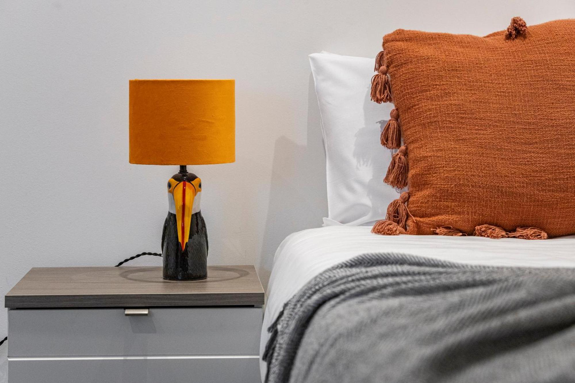 Luxurious 2 Bedroom - - Location London