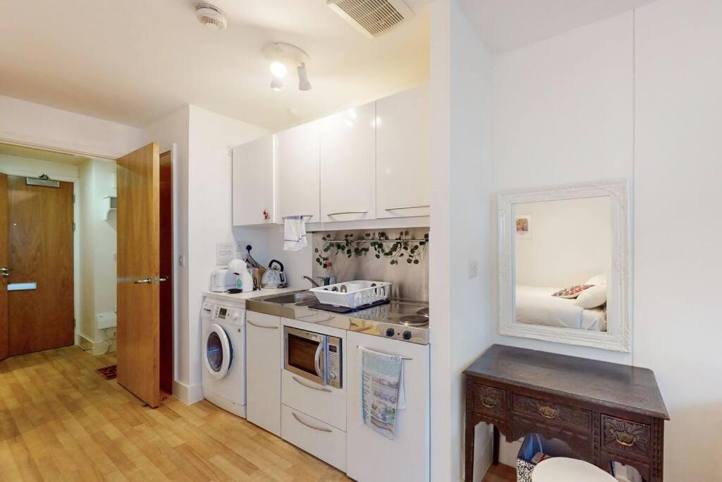 Stunning Apt- 5 Min Walk To Borough Station *