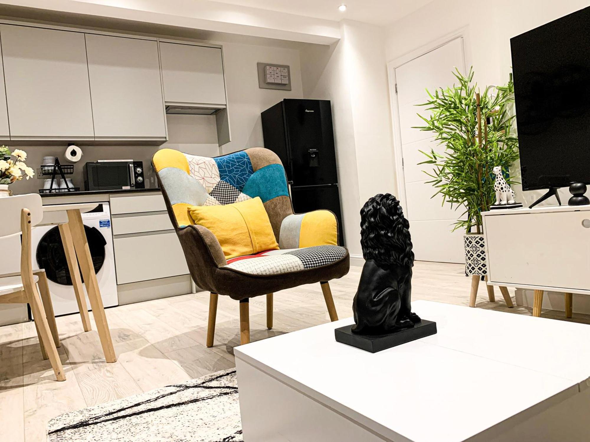 Luxury House With 2 Bedrooms Free Driveway Parking Close To Central Wembley Stadium And Shopping Malls Leilighet London