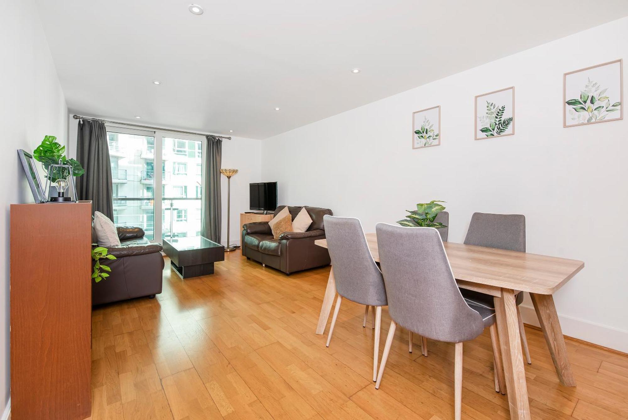Compact 2 Bed Good Transport Links Apartment *
