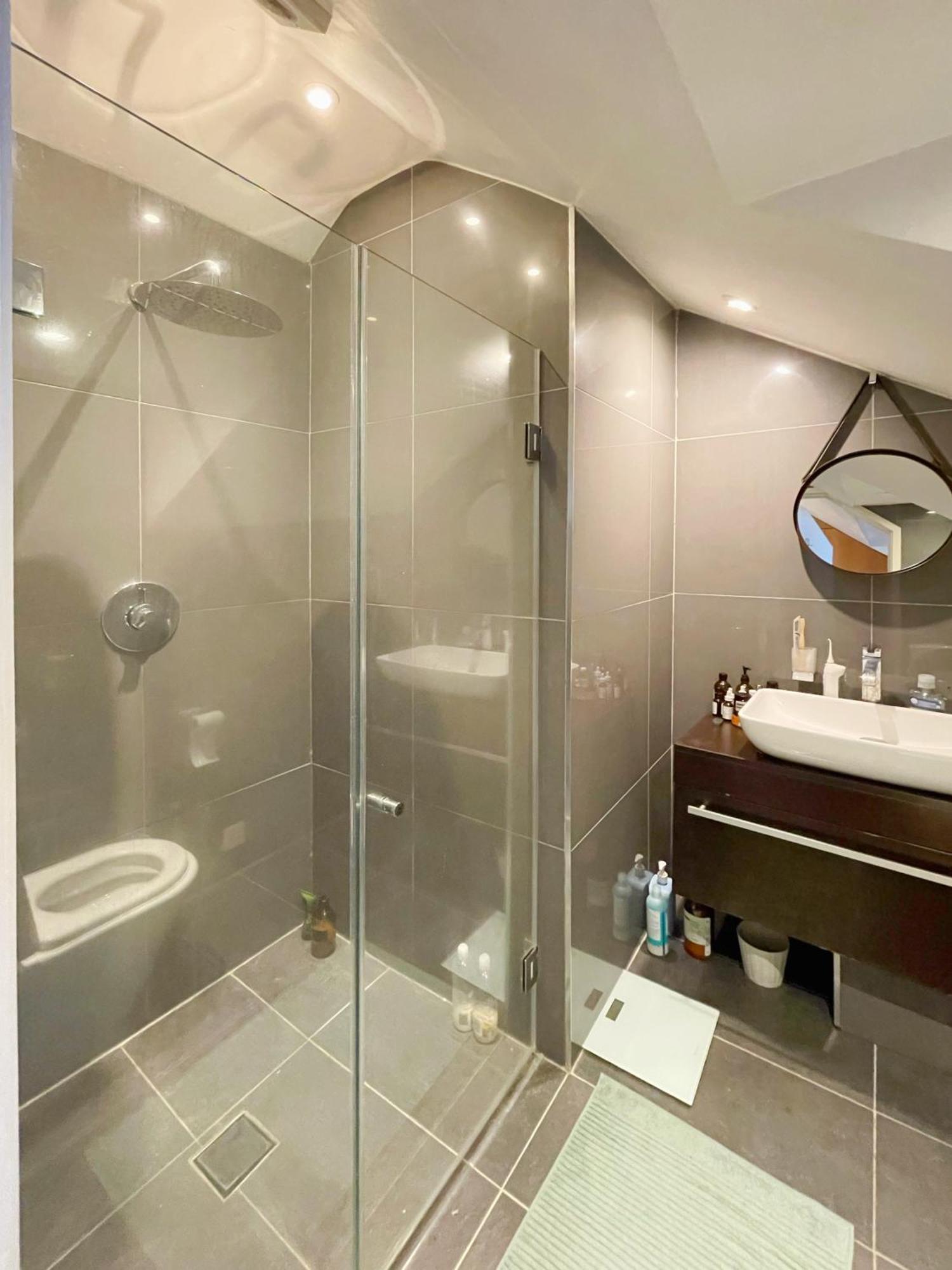 Tubeside Stylish 2-bed Flat Apartment