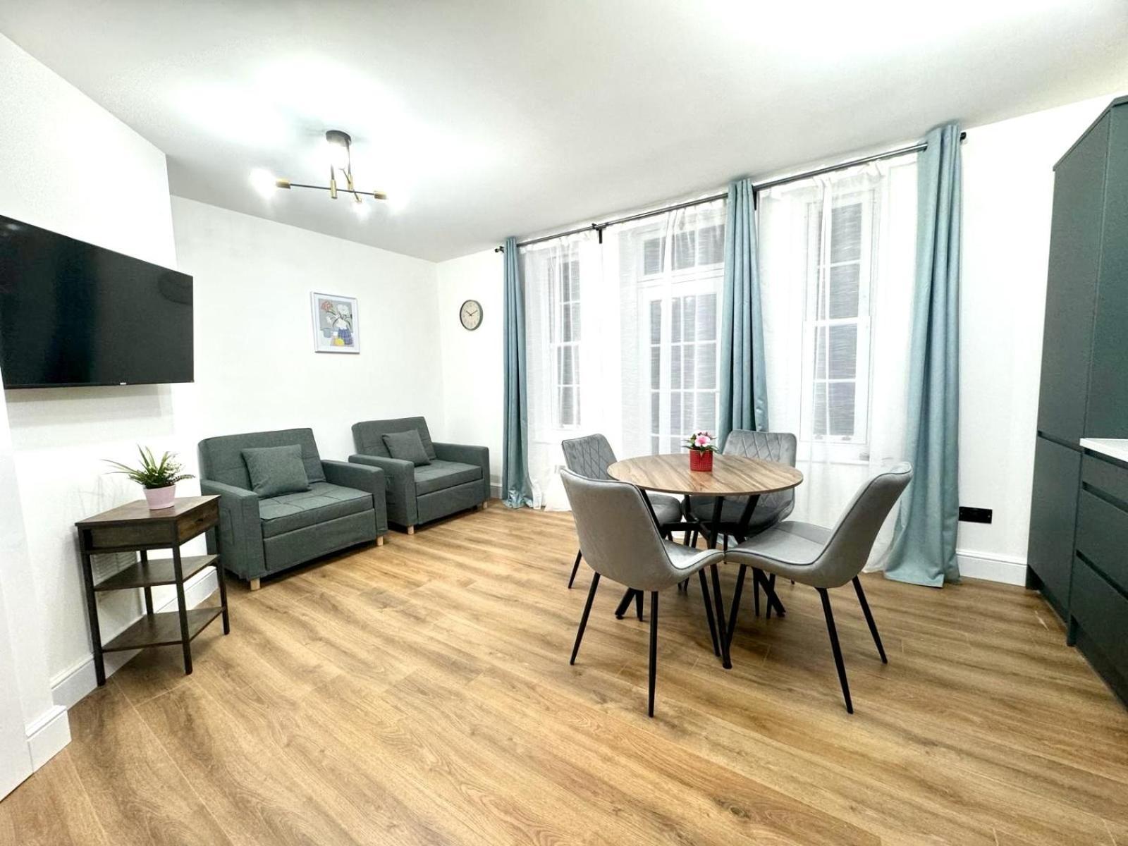 Centre One Bedroom Next To Station, Newly Renovated Leilighet