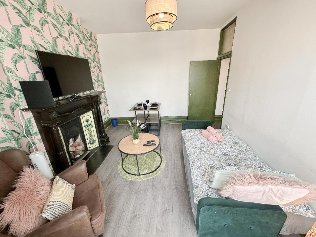 Appartement 2 Bedroom Flat With Indoor Fireplace In Shepherds Bush, Near White City Londen