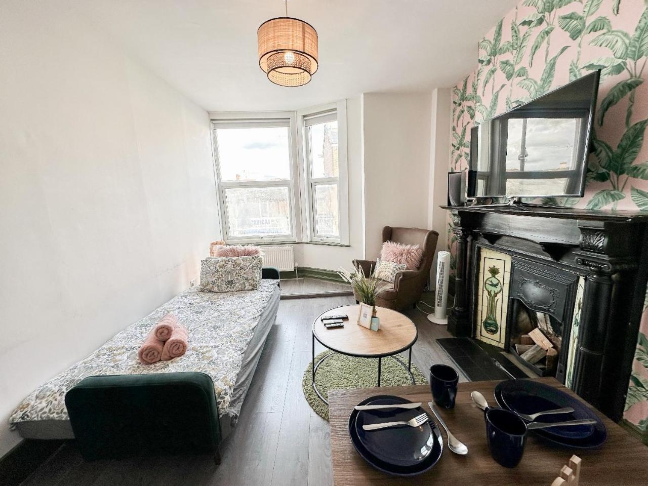 2 Bedroom Flat With Indoor Fireplace In Shepherds Bush, Near White City Appartement