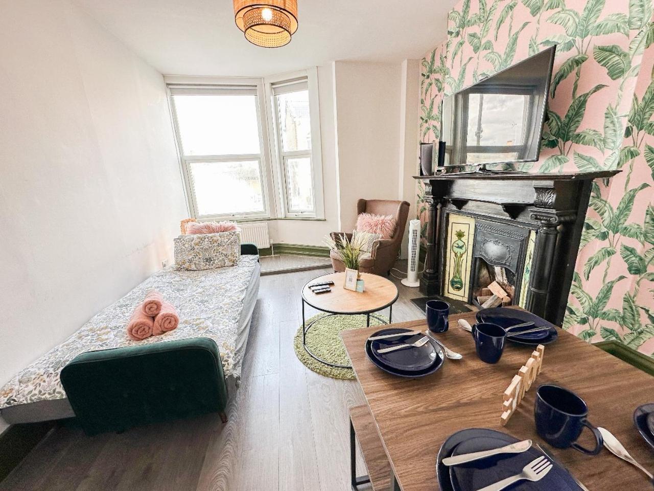 2 Bedroom Flat With Indoor Fireplace In Shepherds Bush, Near White City Londen