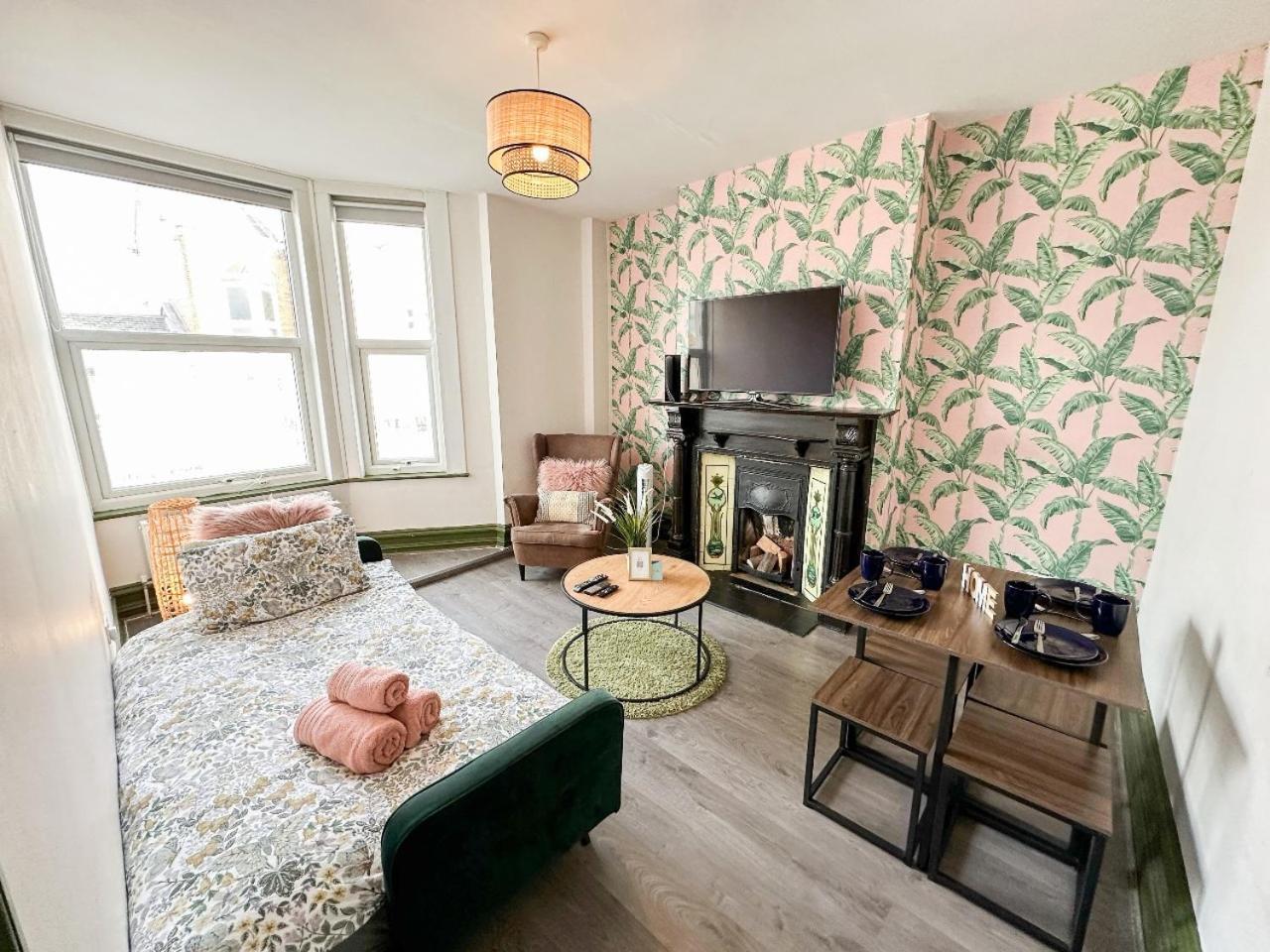 2 Bedroom Flat With Indoor Fireplace In Shepherds Bush, Near White City Londen