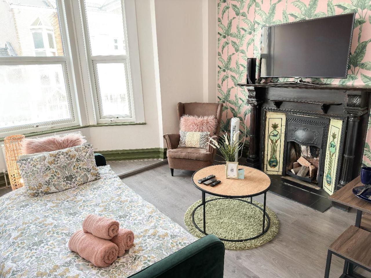 2 Bedroom Flat With Indoor Fireplace In Shepherds Bush, Near White City * Londen