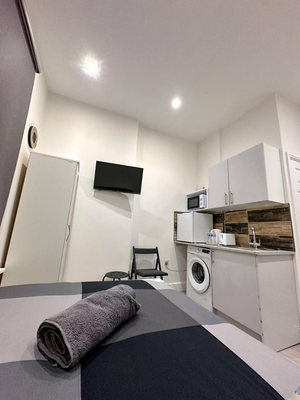 Flat In Ealing Broadway * London