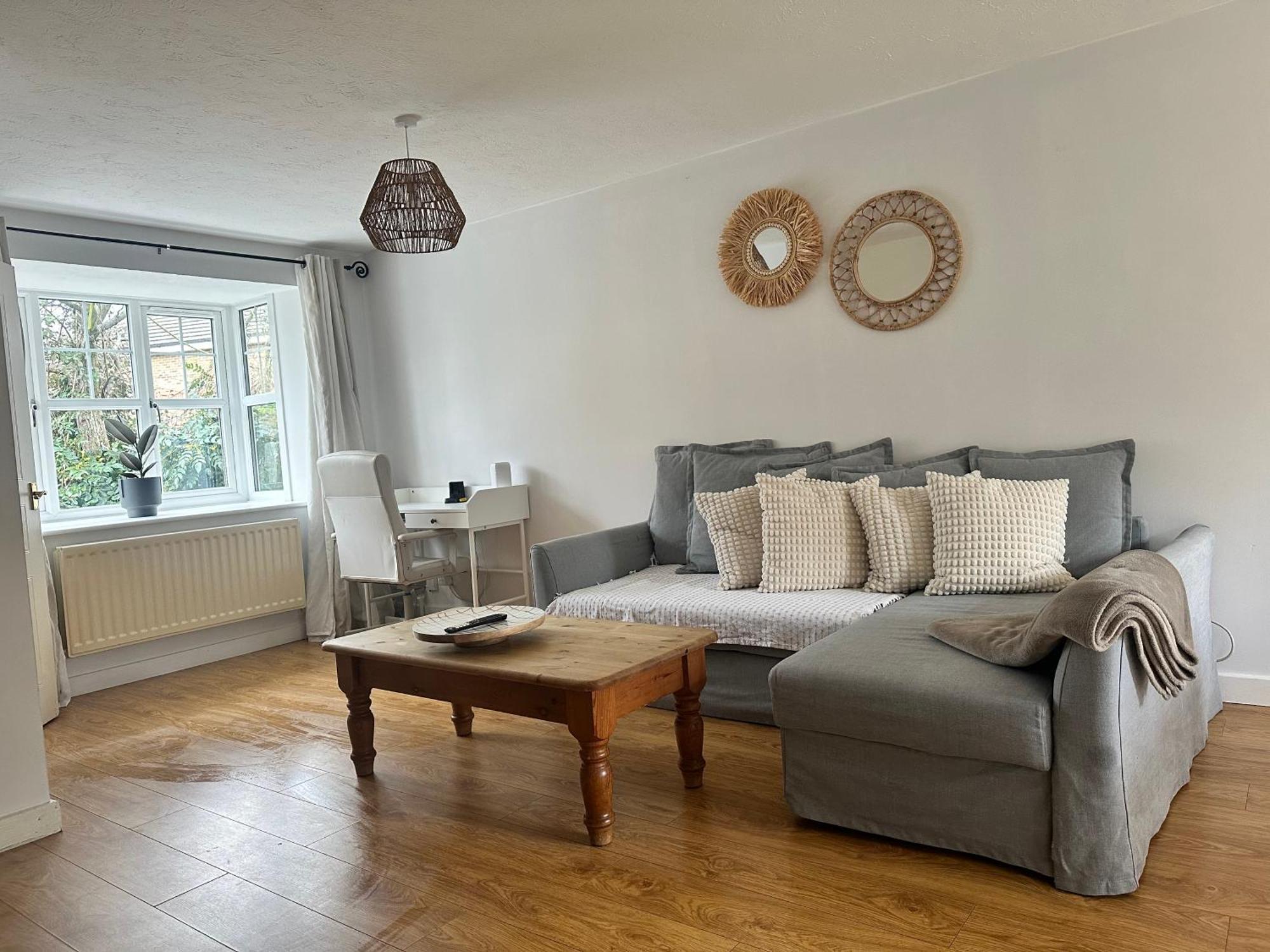 3 Bedroom House 2 Stops From Bridge * London