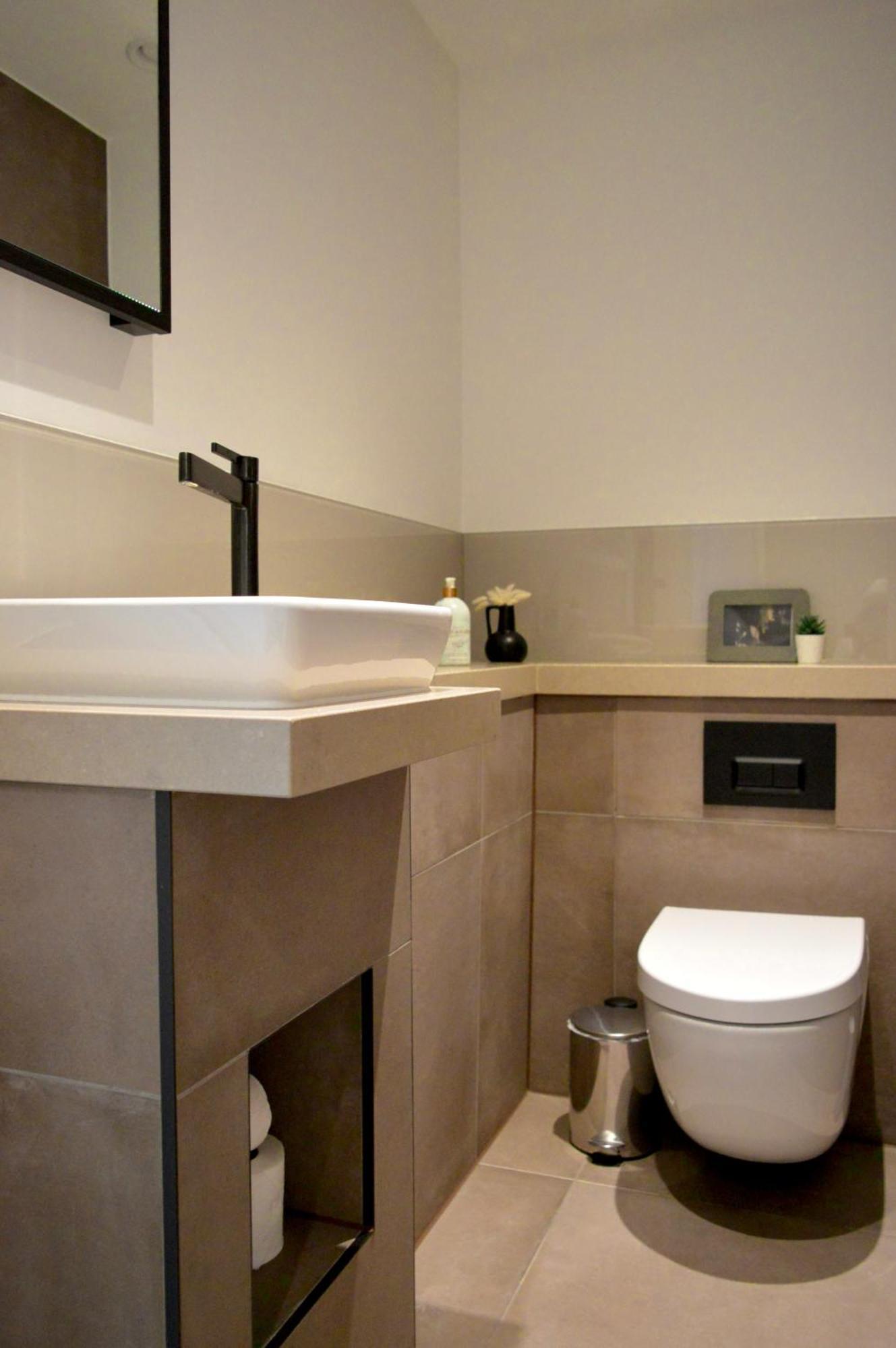 Vauxhall Luxury: Balcony Apartment