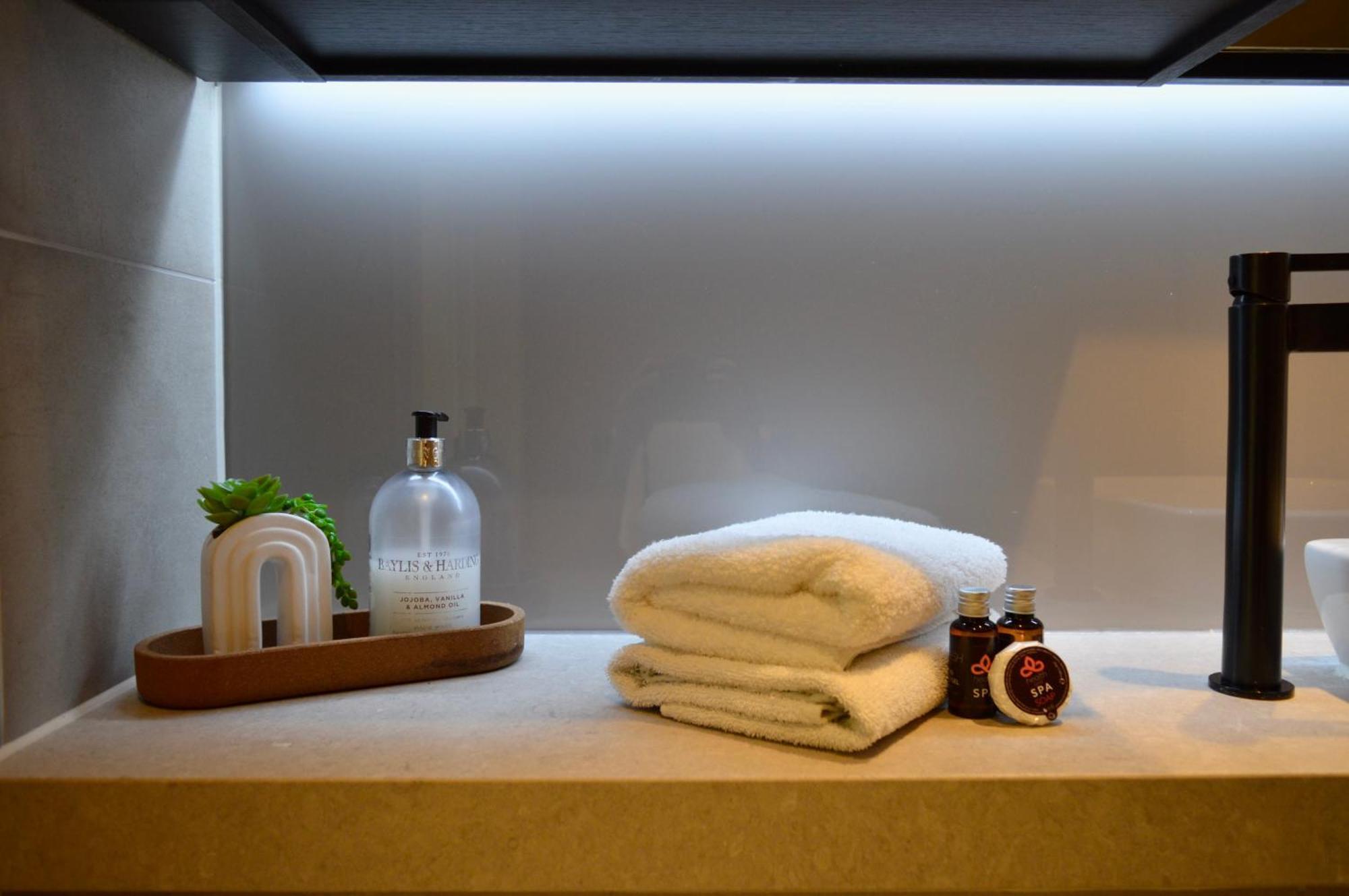 Vauxhall Luxury: Balcony *