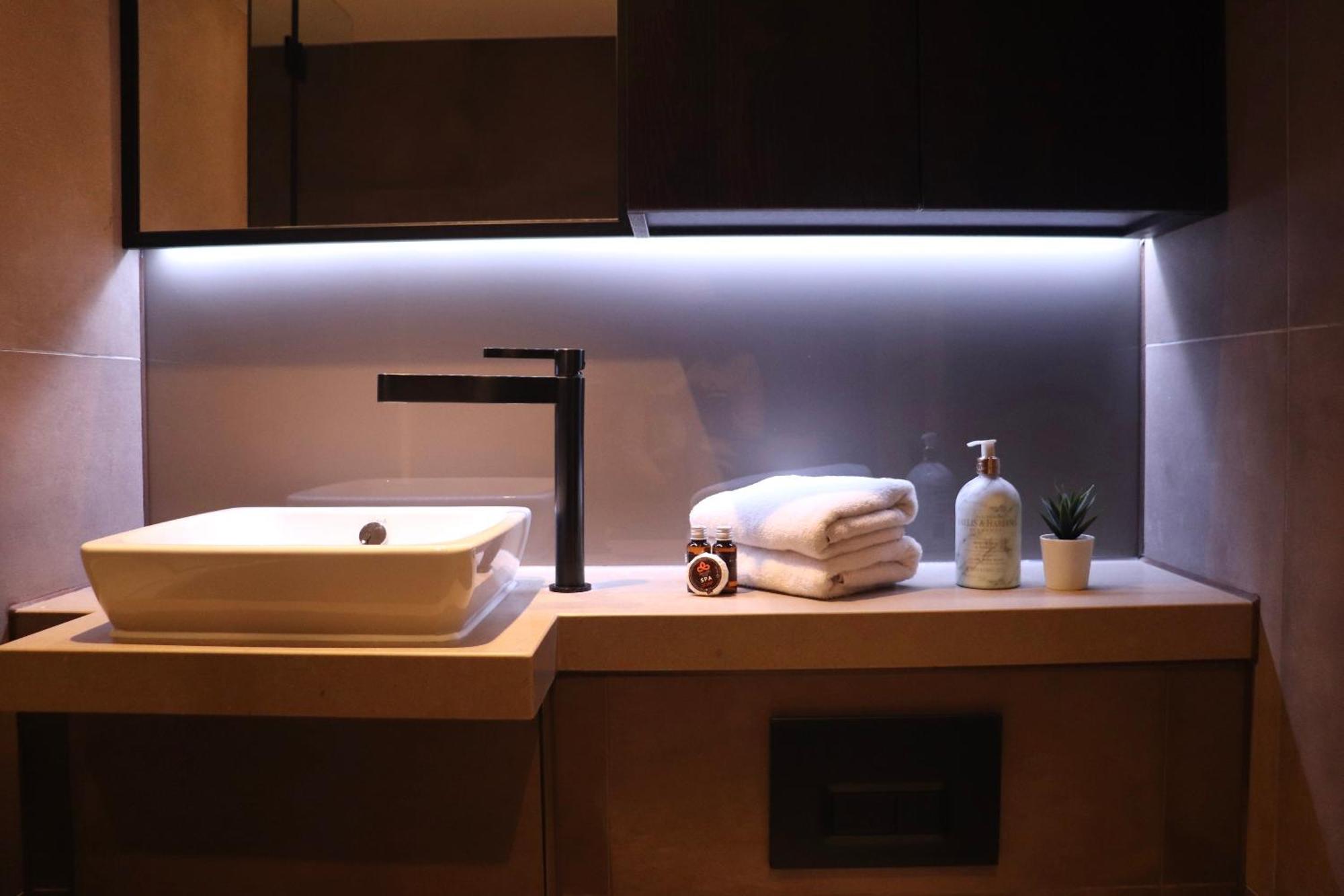 Vauxhall Luxury: Balcony Apartment London