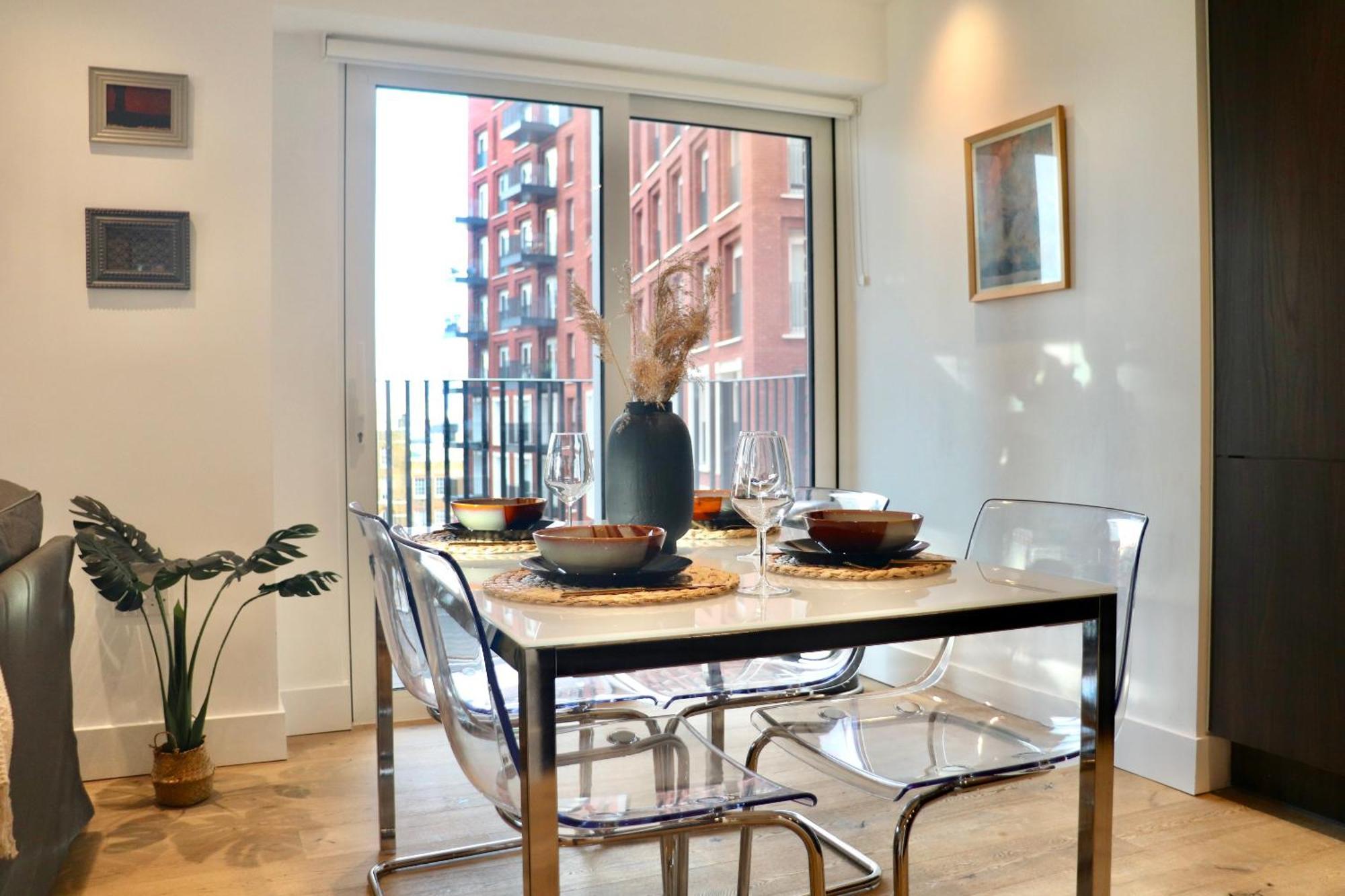 Vauxhall Luxury: Balcony Apartment